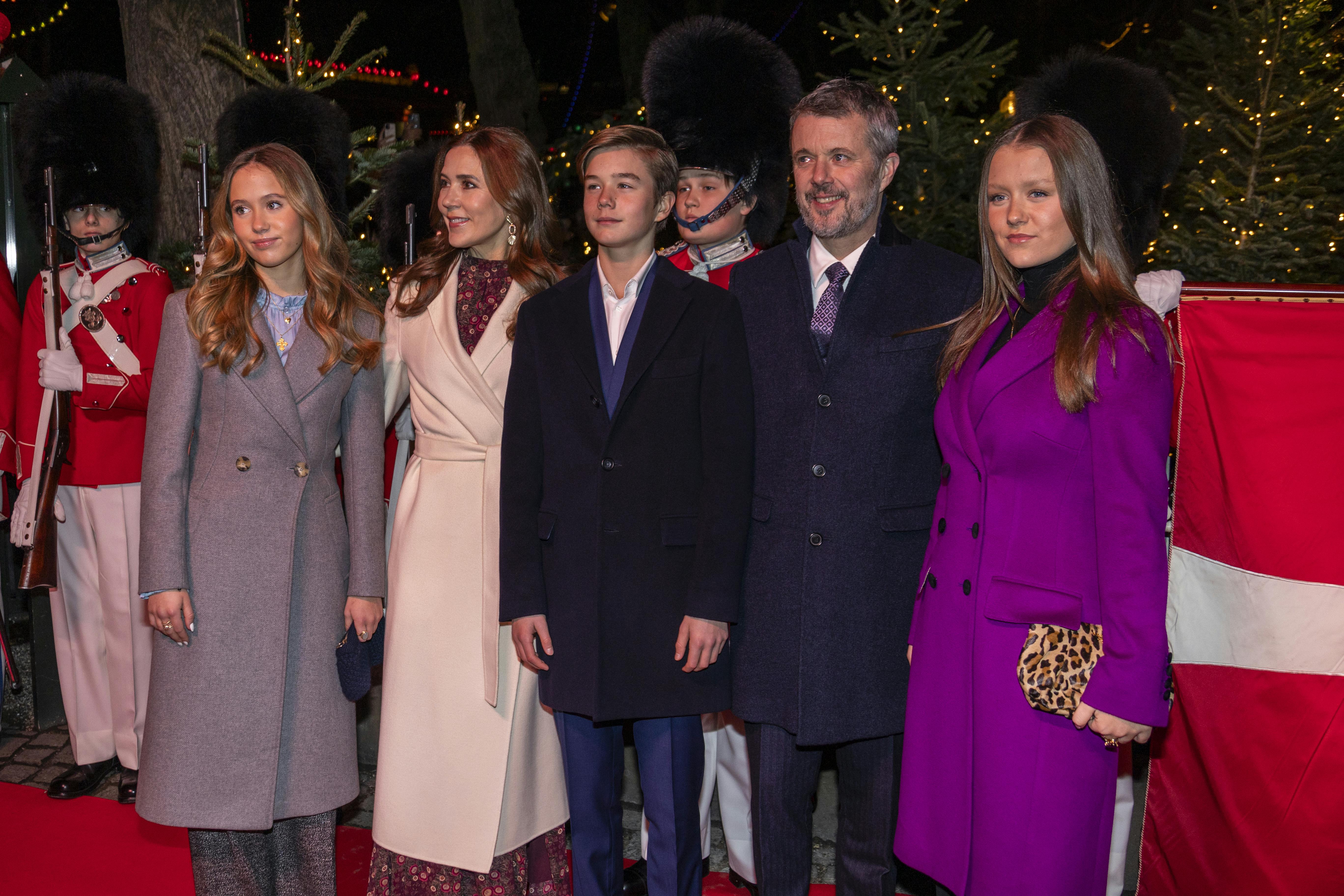 Kong Frederik og dronning Mary med deres tre yngste børn i Tivoli.