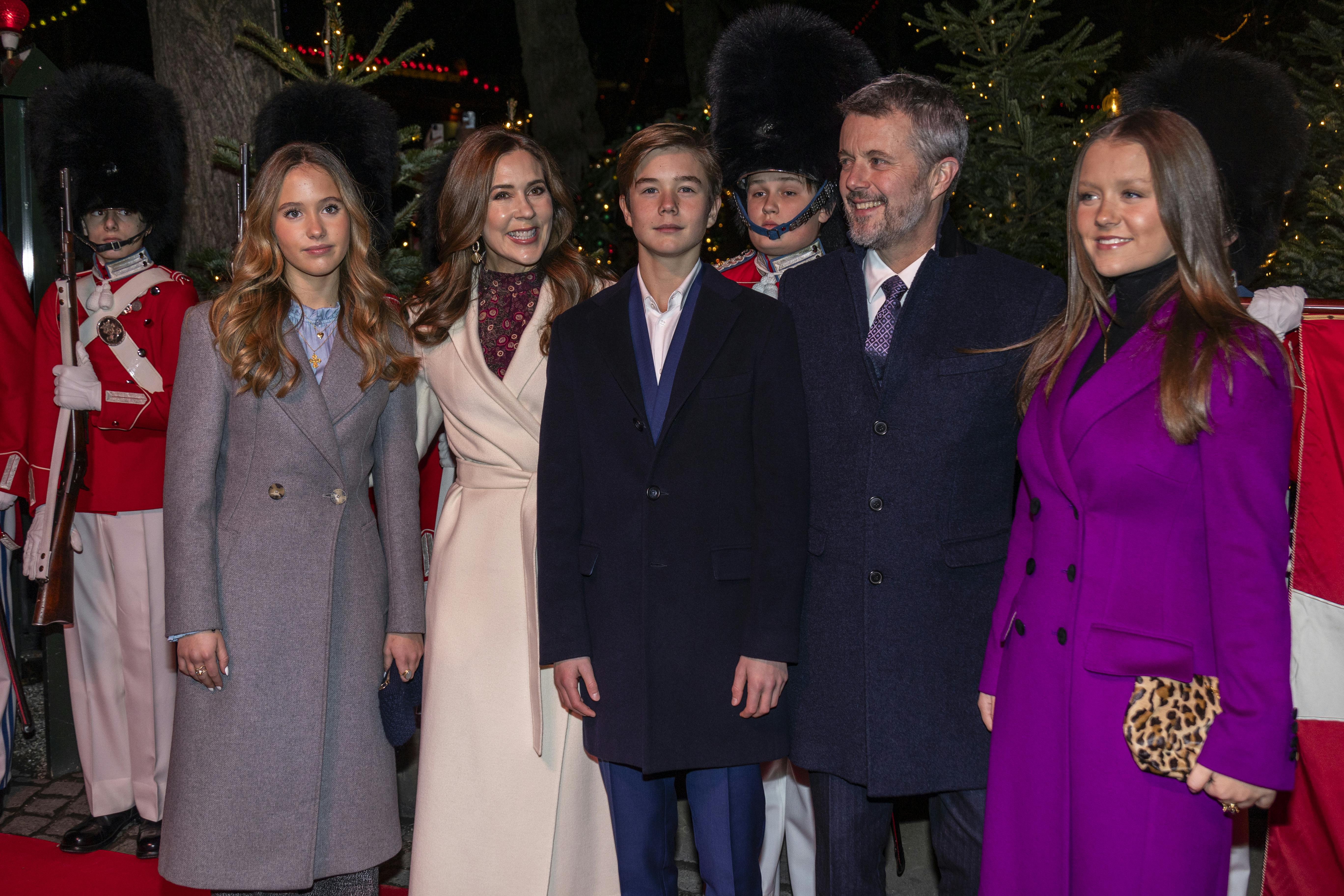 Kong Frederik og dronning Mary med deres tre yngste børn i Tivoli.