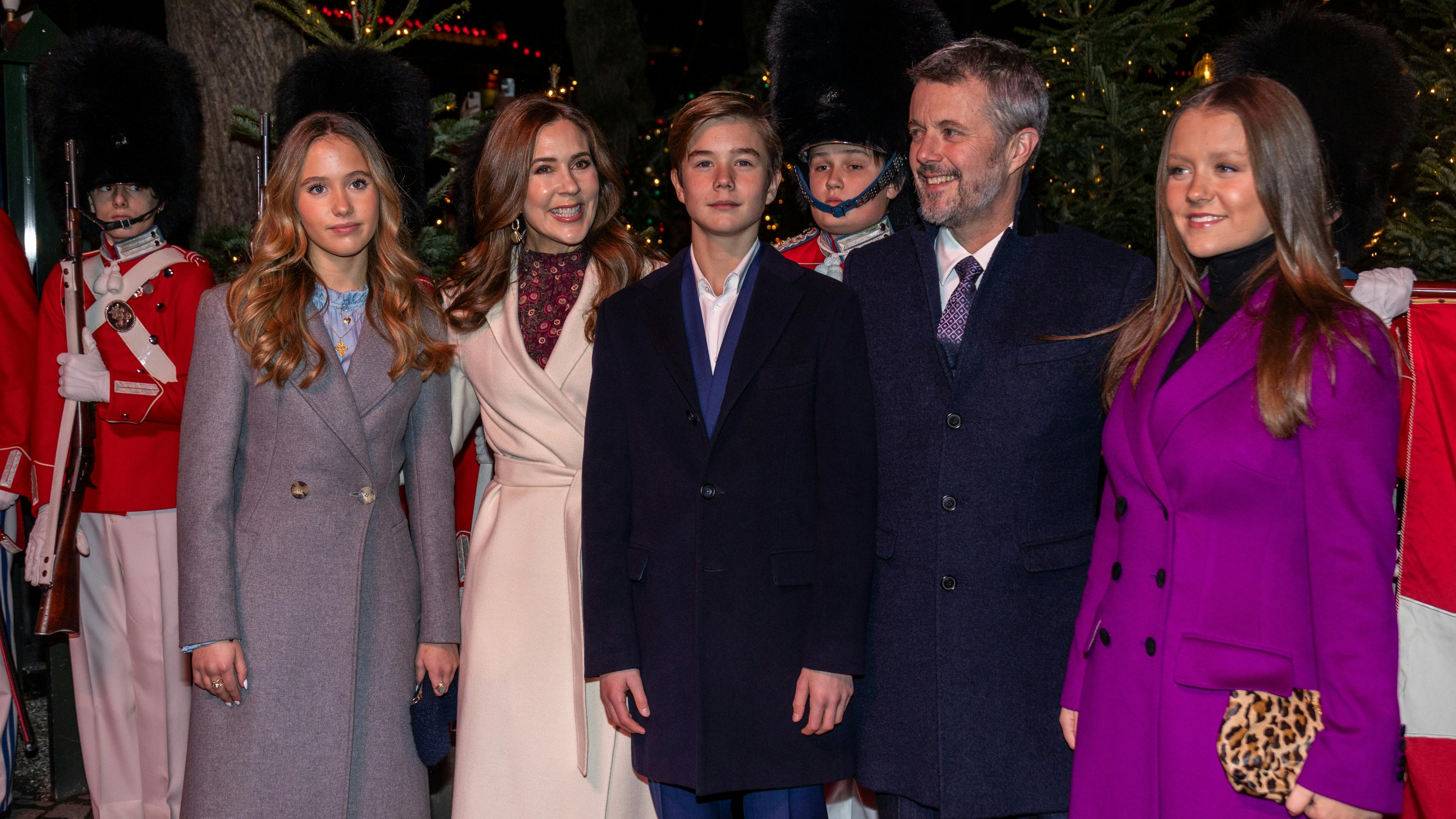 Prinsesse Josephine, dronning Mary, prins Vincent, kong Frederik og prinsesse Isabella.