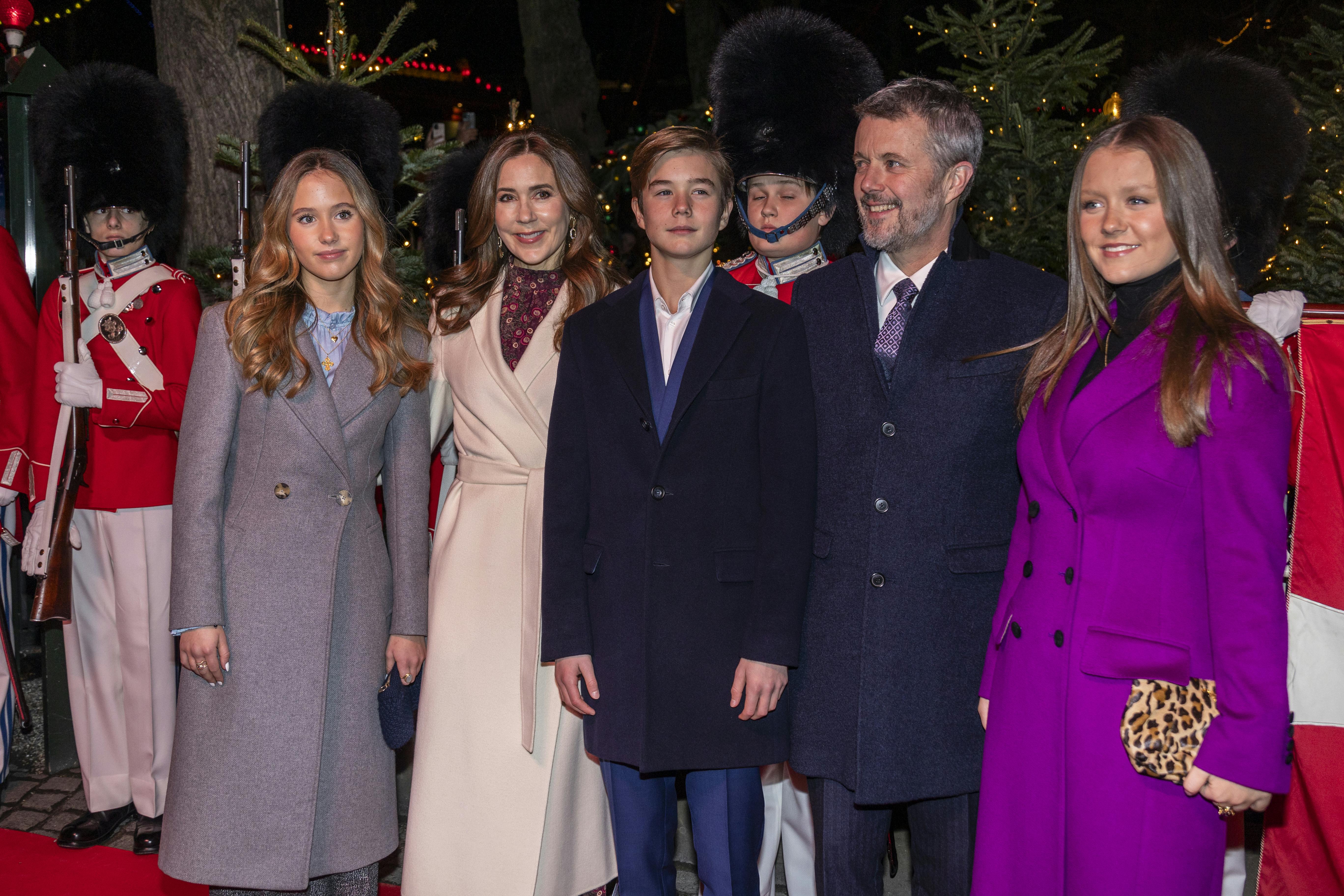 Kongefamilien var i lørdags mødt op til premieren på "Nøddeknækkeren" i Tivoli. En forestilling, som dronning Margrethe var scenograf og kostumedesigner på.