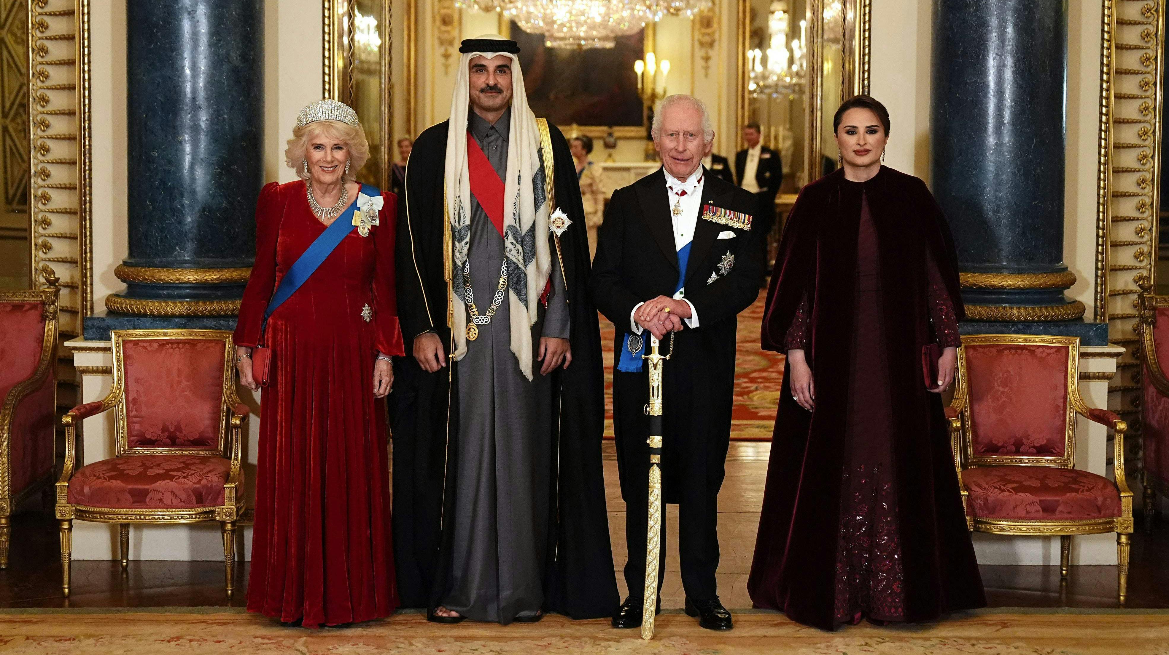 Dronning Camilla, emir Tamim bin Hamad al-Thani, kong Charles og emirens hustru Jawaher bint Hamad bin Suhaim al-Thani.