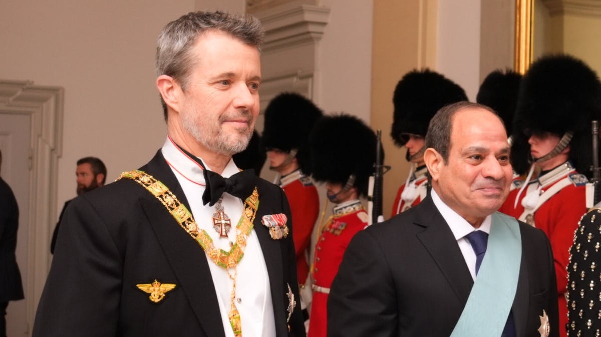Kong Frederik med den egyptiske præsident til gallataflet. 