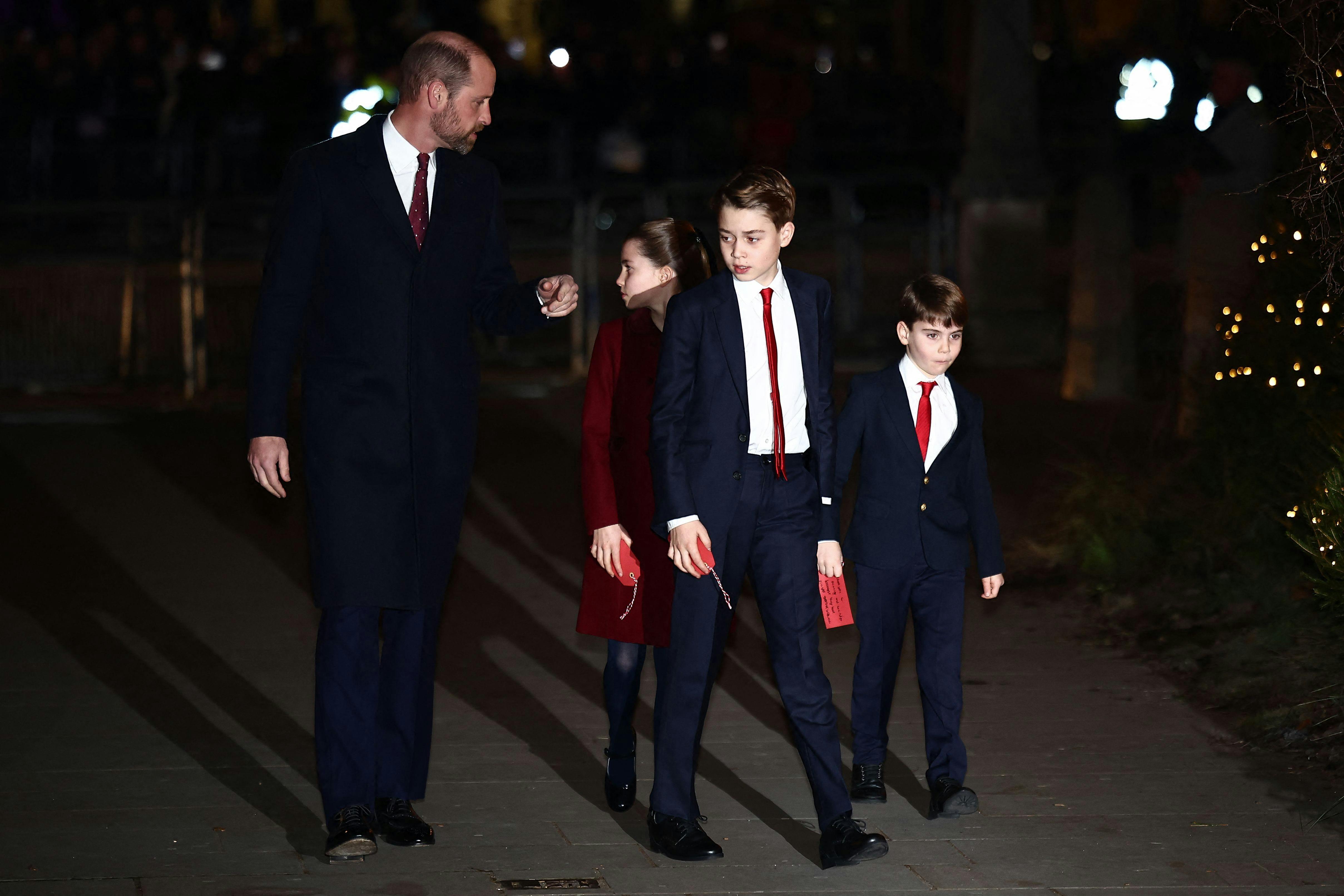 Prins William, prinsesse Charlotte, prins George og prins Louis med sin håndskrevne hilsen i hånden.