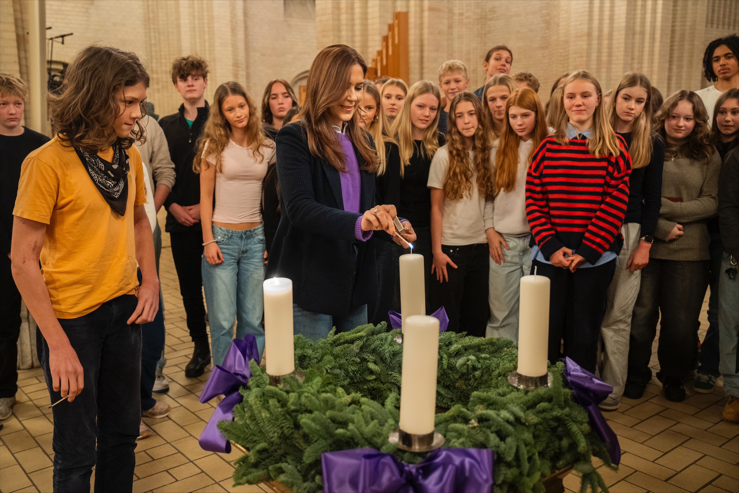 Dronning Mary besøger kommende konfirmander i Grundtvigs Kirke.
