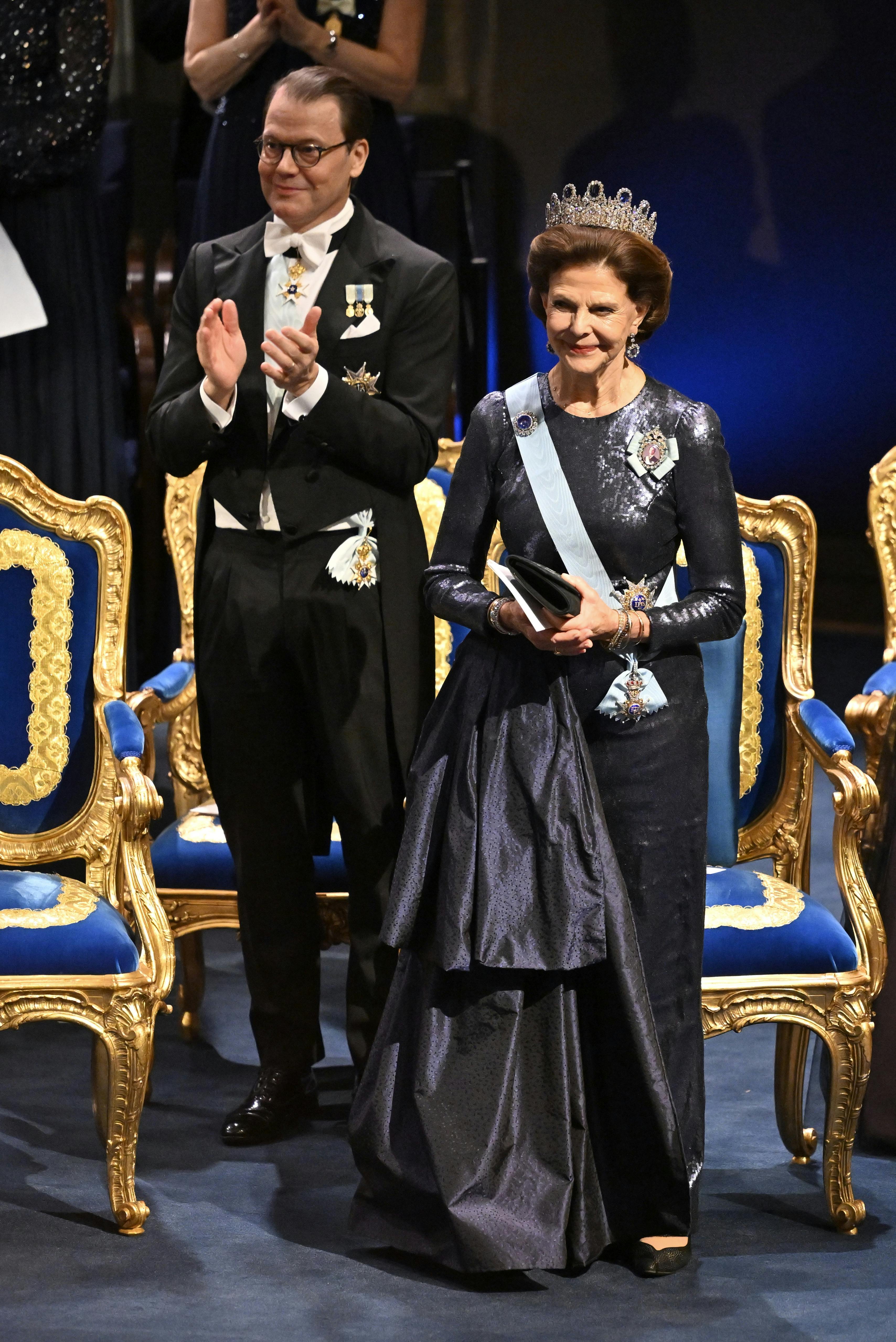 STOCKHOLM, SVERIGE 20241210 Drottning Silvia och prins Daniel vid Nobelprisutdelningen i Konserthuset i Stockholm på tisdagen. Foto: Jonas Ekströmer / TT / Kod 10030