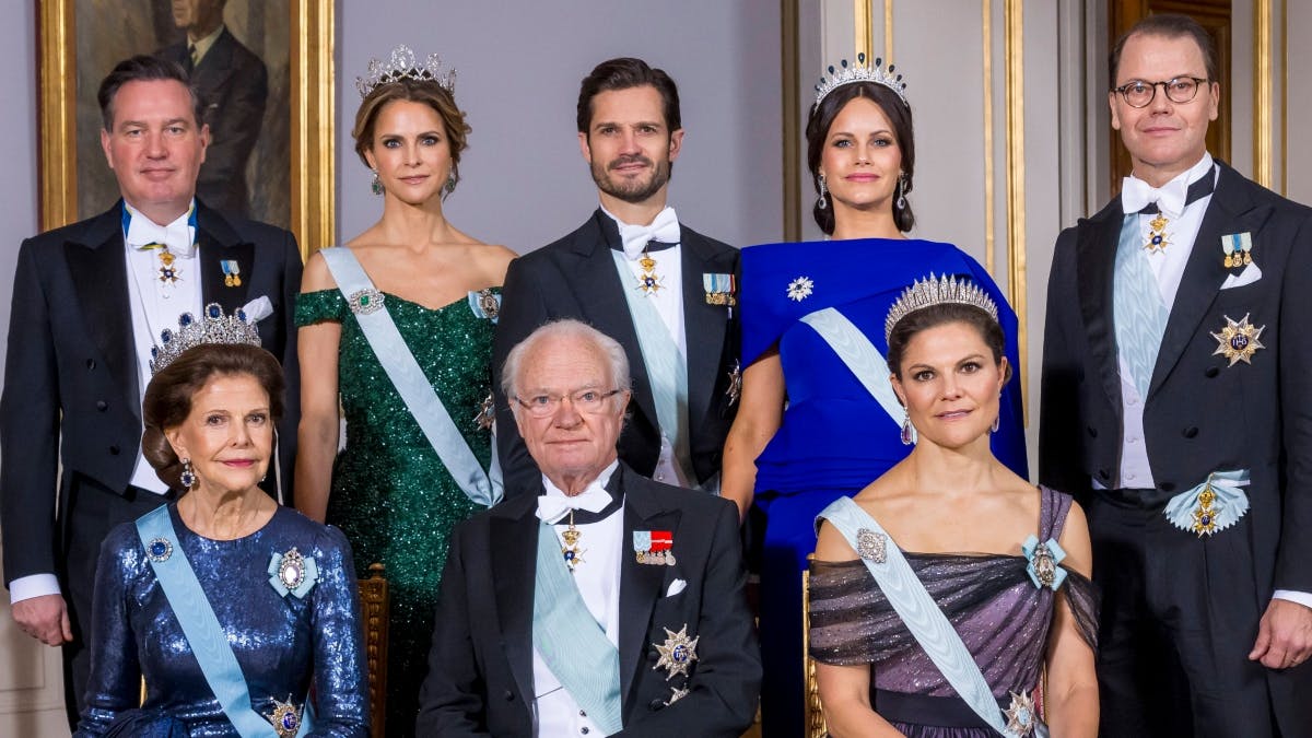 (Bagerst) Chris O'Neill, prinsesse Madeleine, prins Carl Philip, prinsesse Sofia, prins Daniel. (Forrest) Dronning Silvia, kong Carl Gustaf og kronprinsesse Victoria.&nbsp;