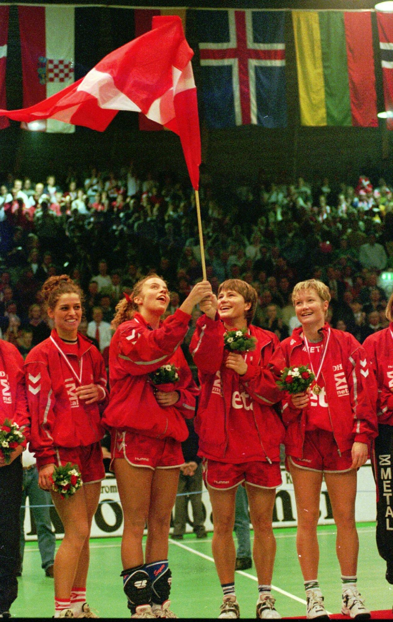 DANMARK-NORGE 25=23. ANNE DORTHE TANDERUP, ANJA BYRIAL HANSEN, ANJA ANDERSEN OG ANETTE HOFFMANN HOLDER FANEN HØJT EFTER EM-SEJREN.