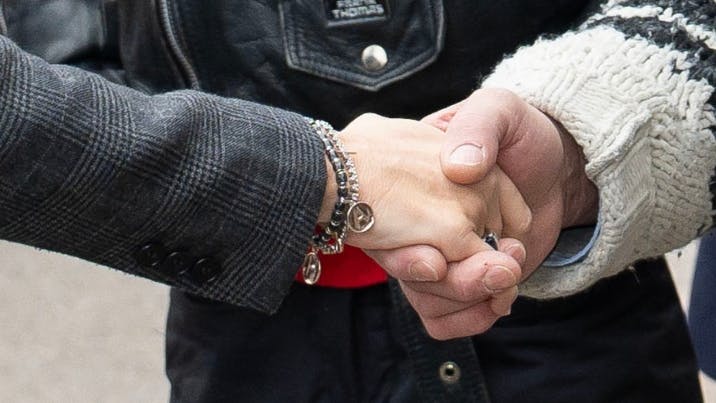 På armbåndet ses tydeligt et A og et H, der står for Athena og Henrik.