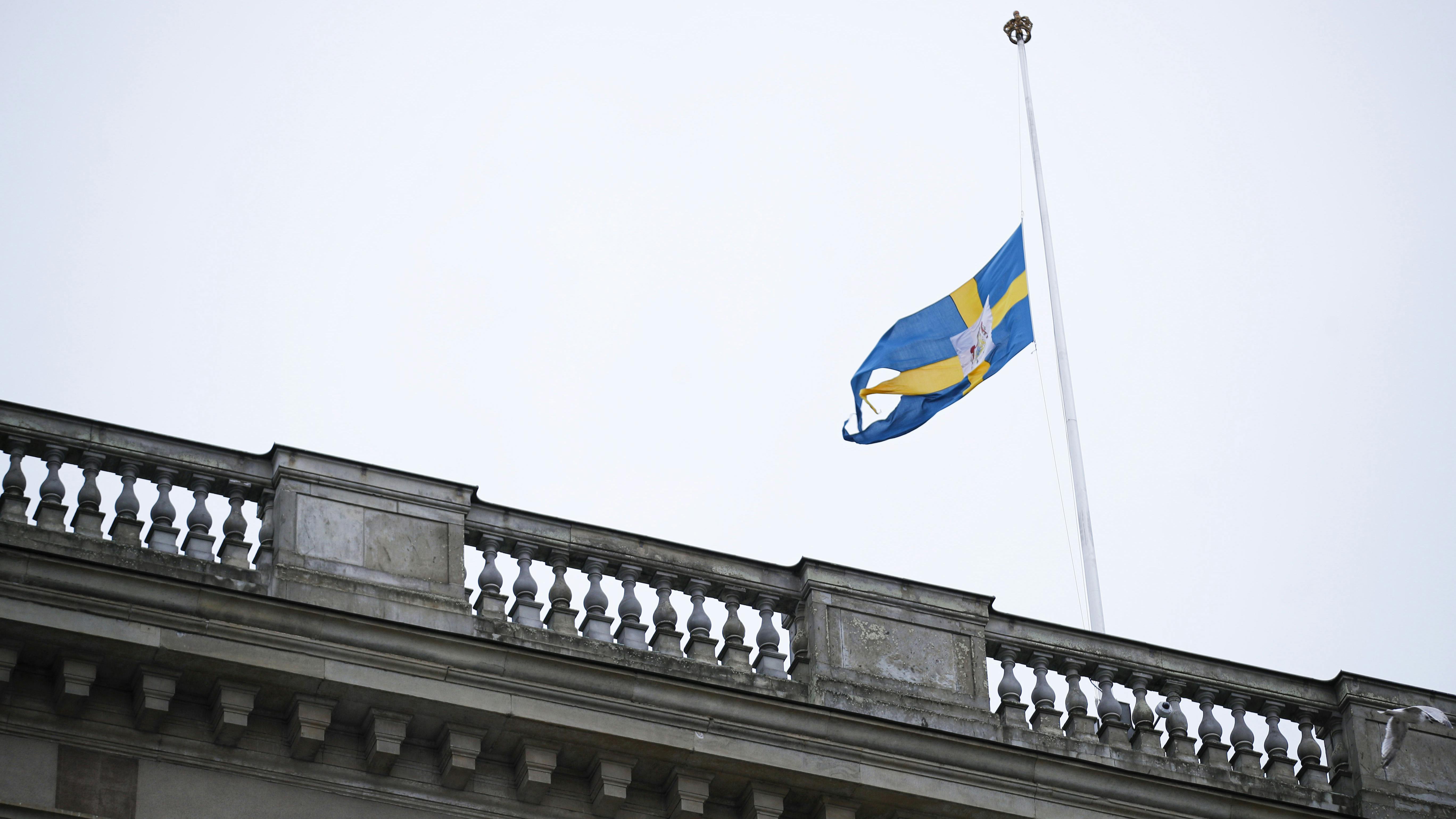 Der bliver flaget på halv stang på kongeslottet i Stockholm i anledning af prinsesse Birgitta begravelse.&nbsp;