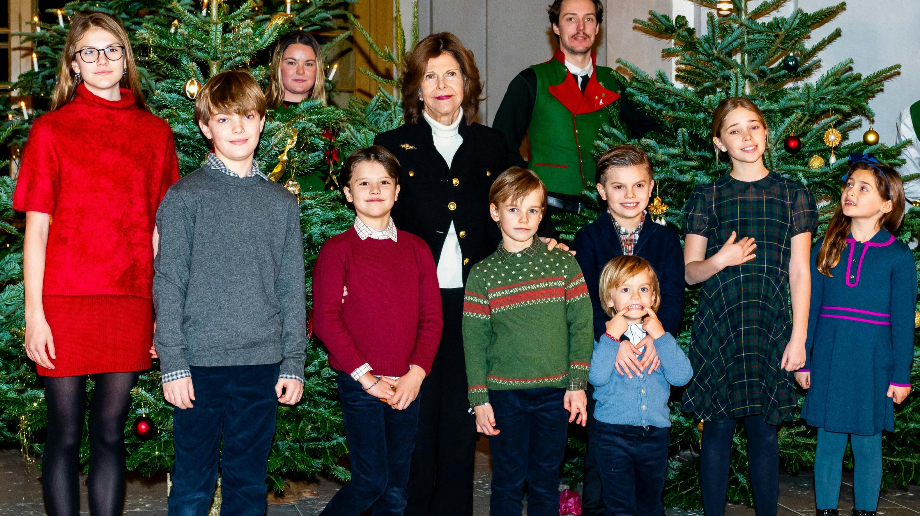 Dronning Silvia med alle sine otte børnebørn. 