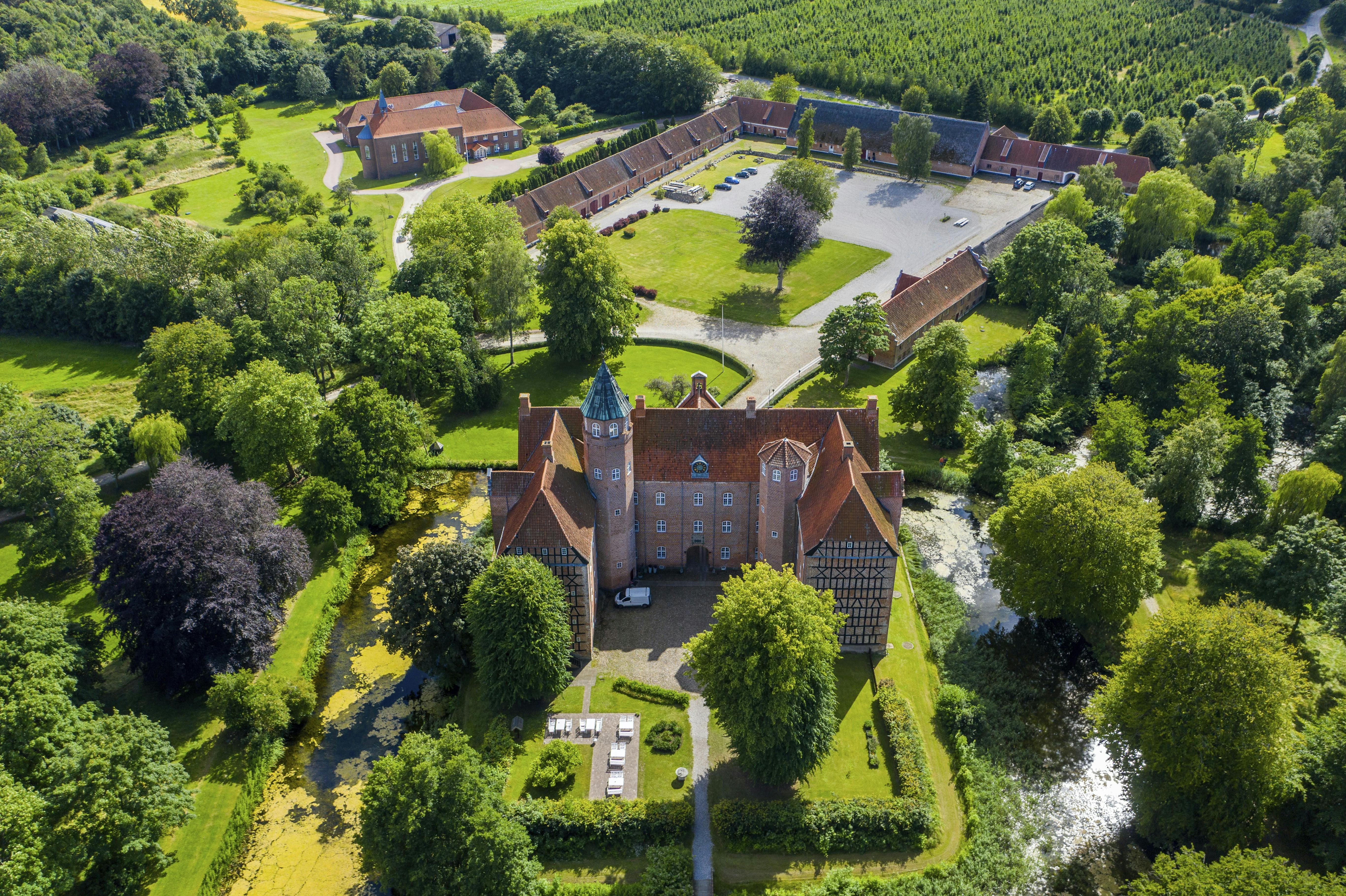 Byggeriet af Sostrup Slot på Djursland begyndte i 1599. Fra 1. januar ejes det af Thomas Kirk Kristiansen.