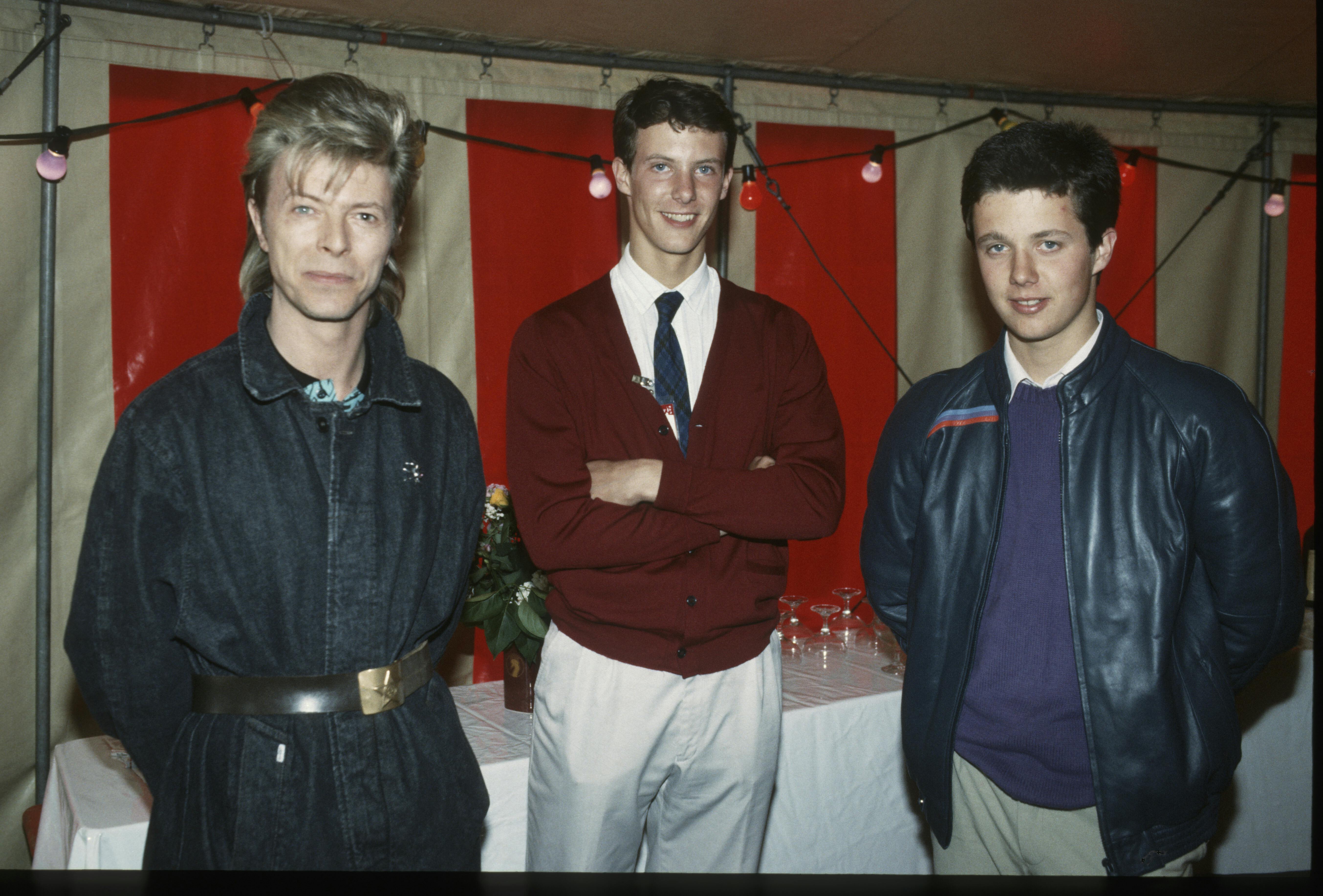 Den britiske rocksanger og -musiker David Bowie, (tv), sammen med Prins Joachim og Kronprins Frederik under en pause i koncerten i Hamburg.