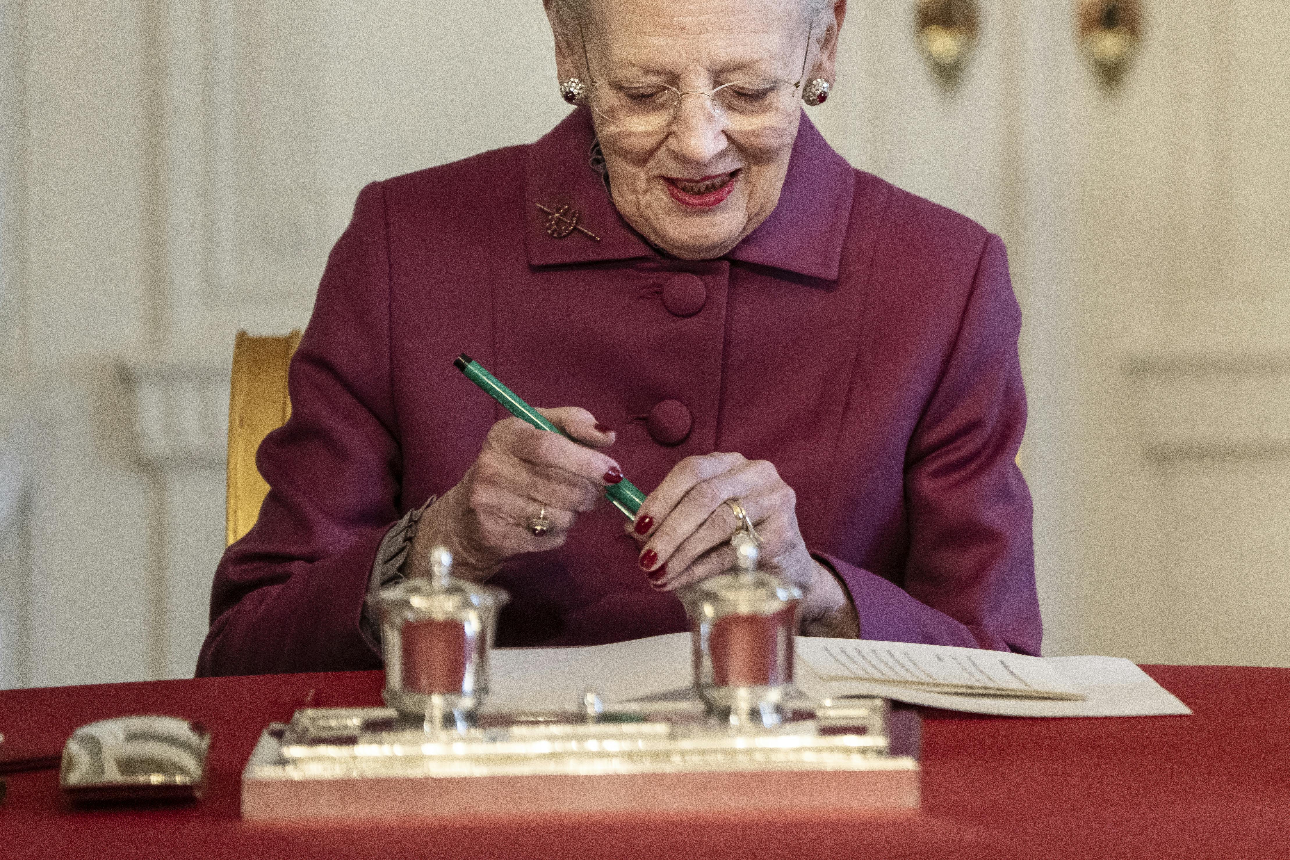 Dronning Margrethe underskriver erklæring om abdikation i Statsrådet på Christiansborg Slot i København søndag den 14. januar 2024. Tronskiftet indtræffer under mødet i Statsrådet i det øjeblik, hvor dronningen har underskrevet erklæring om abdikation. Den 31. december 2023 meddelte dronningen, at hun abdicerer den 14. januar og at kronprinsen fra denne dag er Danmarks regent.