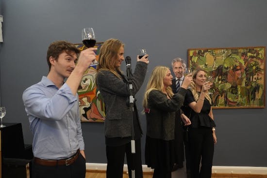 Morten Løkkegaards børn og delebørn hæver glassene