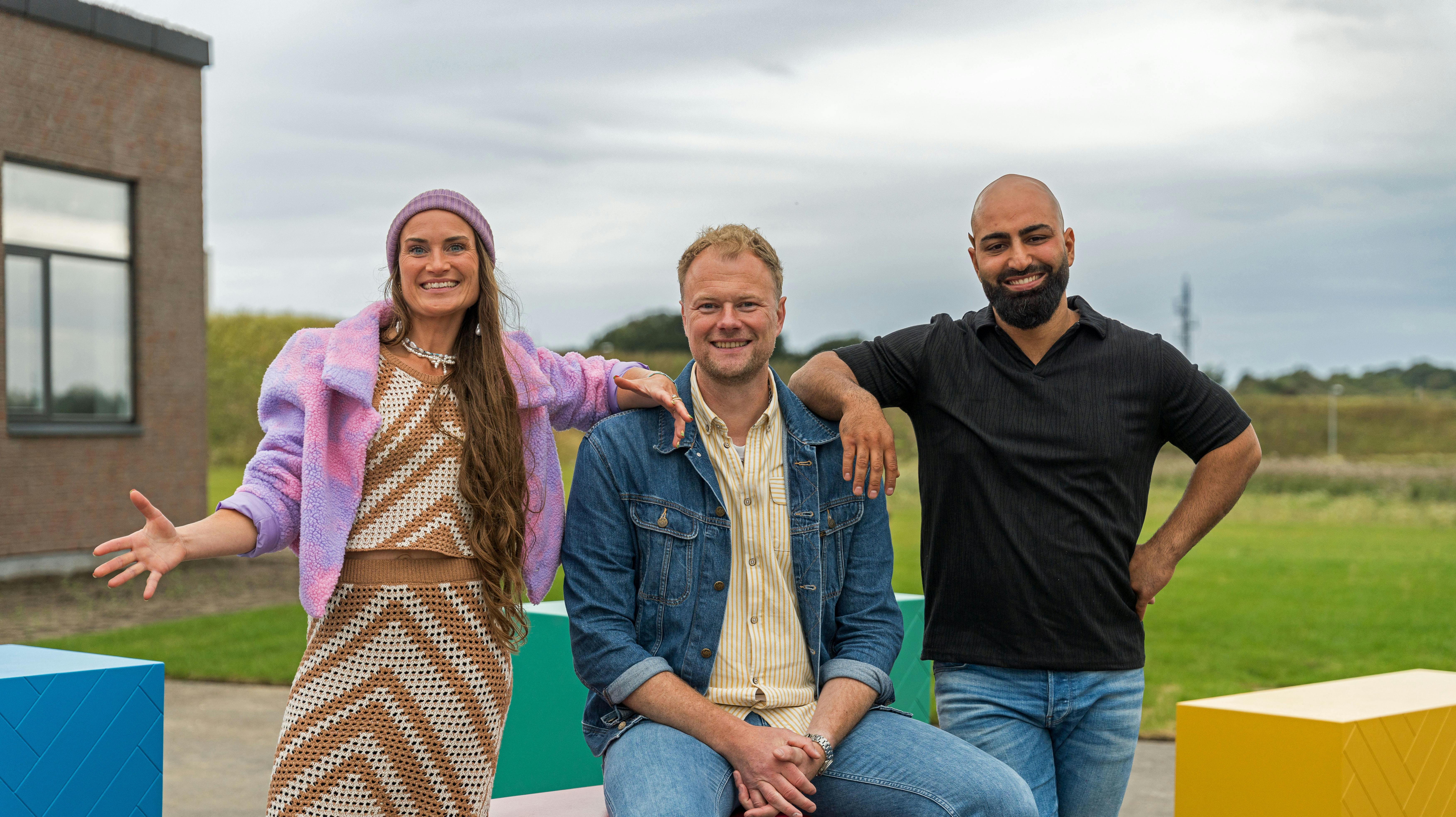 Værten Christian Degn og dommerne Steendahl Grandorf og Önder Yazar i sæson 10 af "Nybyggerne" i 2025. 