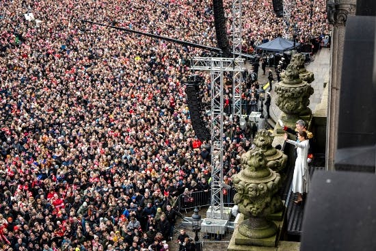 Kong Frederik og dronning Mary på balkonen