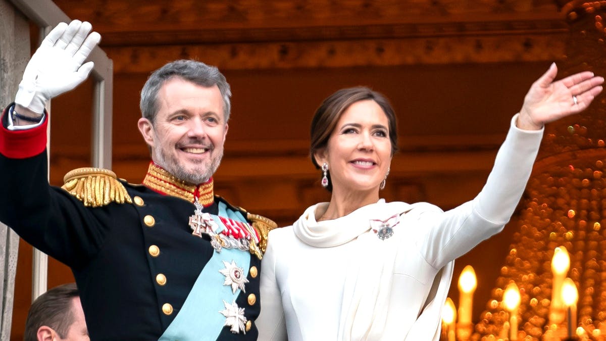 Kong Frederik og dronning Mary på balkonen