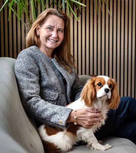 Anette Werner med hunden Ellie, som hun fik af Jens Werner, inden han døde.