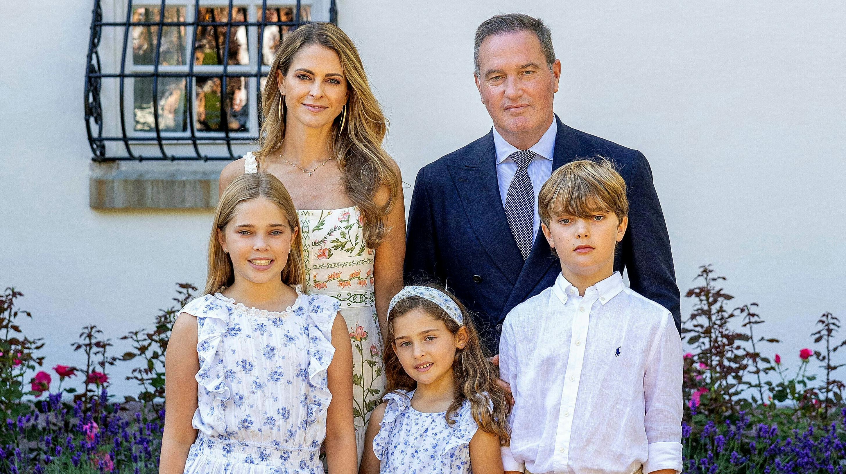 Prinsesse Madeleine og Chris O'Neill med deres tre børn. 