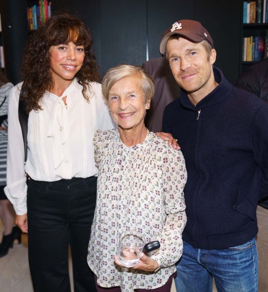 Anne Marie Vessel Schlüter mellem sin søn, Niclas Vessel Schlüter, og sin svigerdatter, Fransisca.