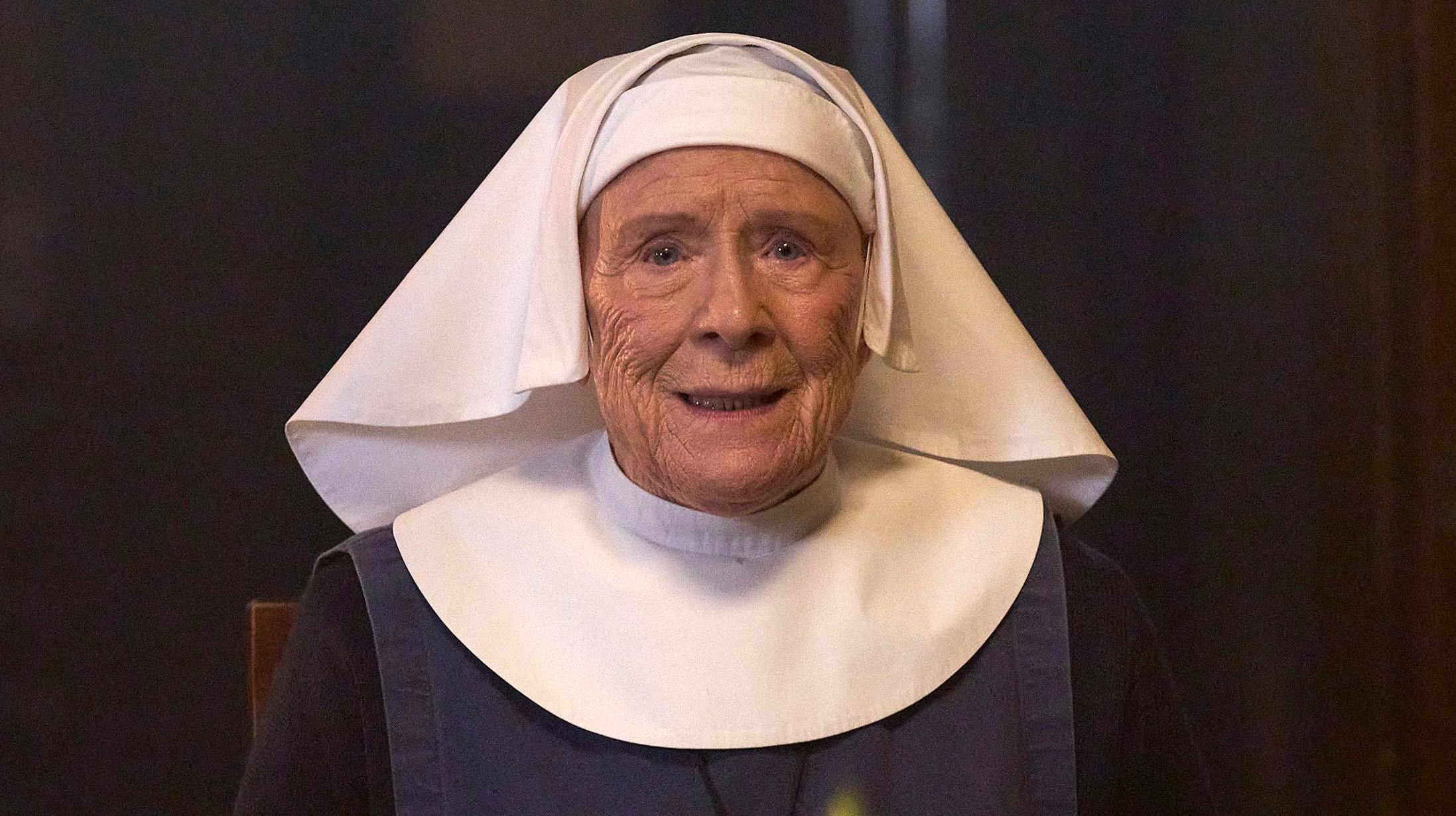 Judy Parfitt som Søster Monica Joan i ”Jordemoderen”.