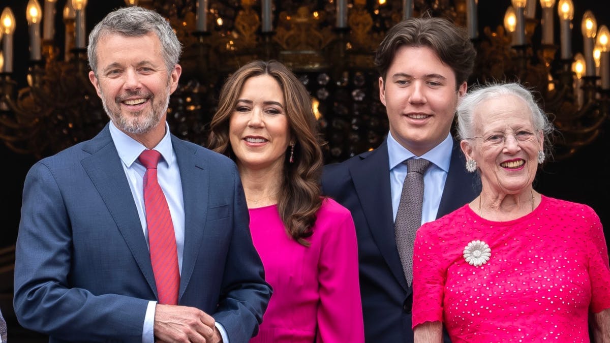 Kong Frederik omgivet af sin familie på sin fødselsdag i maj.&nbsp;