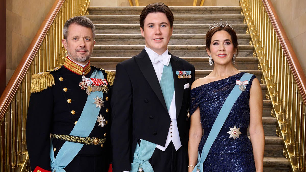 Daværende kronprins Frederik, prins Christian og daværende kronprinsesse Mary ved fejringen af Christians 18-års fødselsdag i 2023.