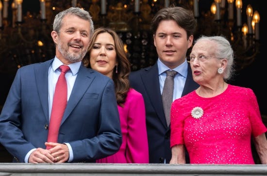 Kongehuset A-hold: Kong Frederik 10. dronning Mary, kronprins Christian og dronning Margrethe.