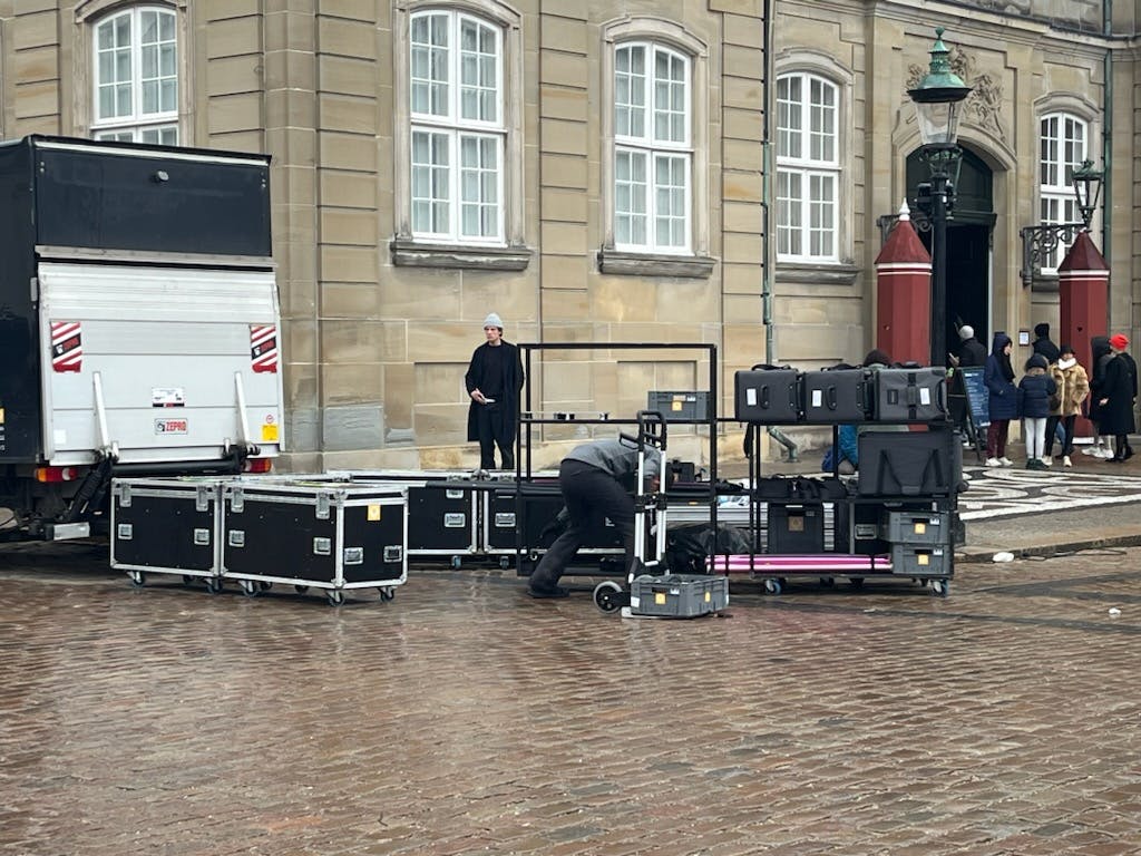 Flittige tv-teknikere har travlt på Amalienborg Slotsplads.