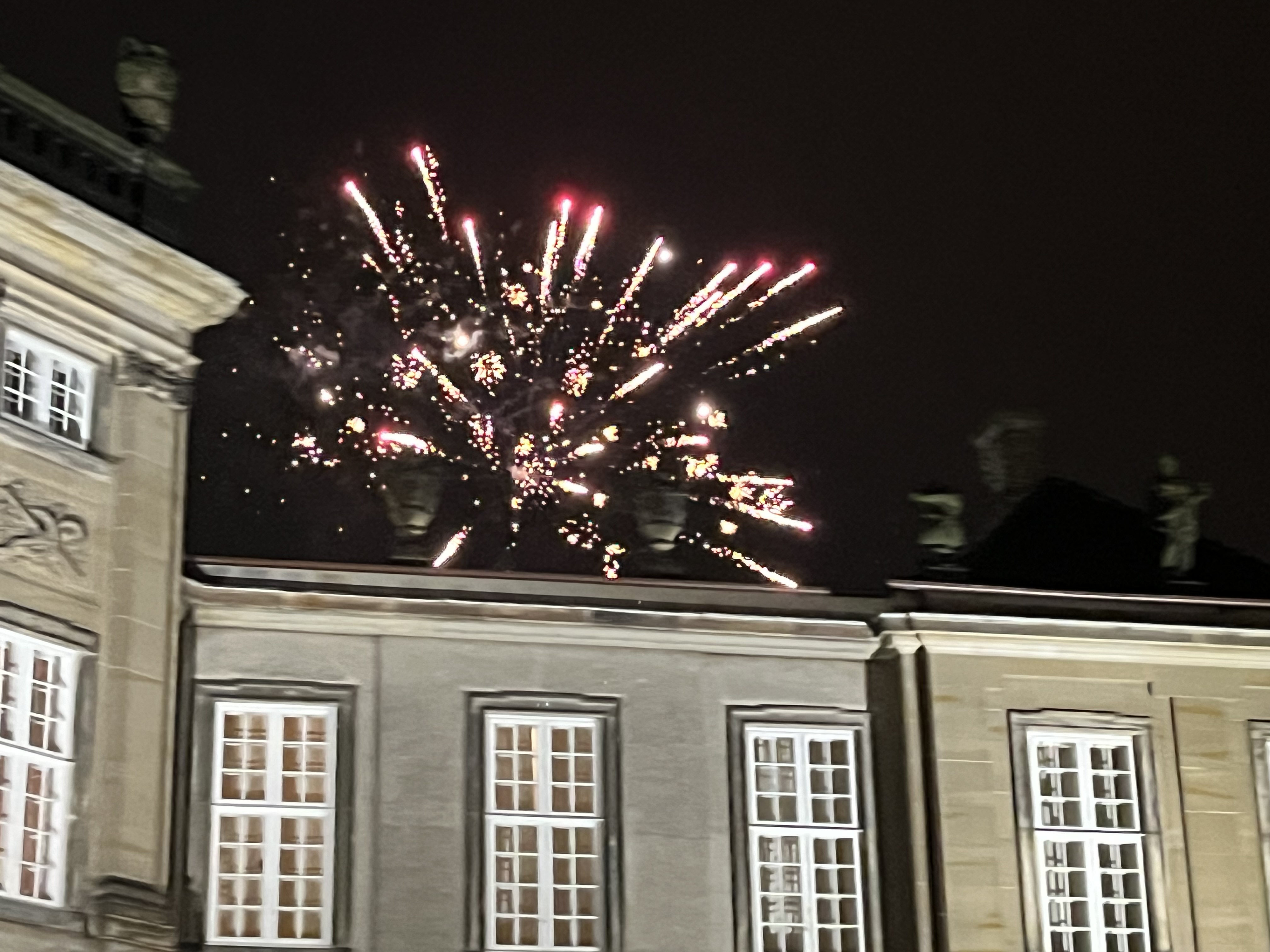 Fyrværkeri ved kongeparrets palæ