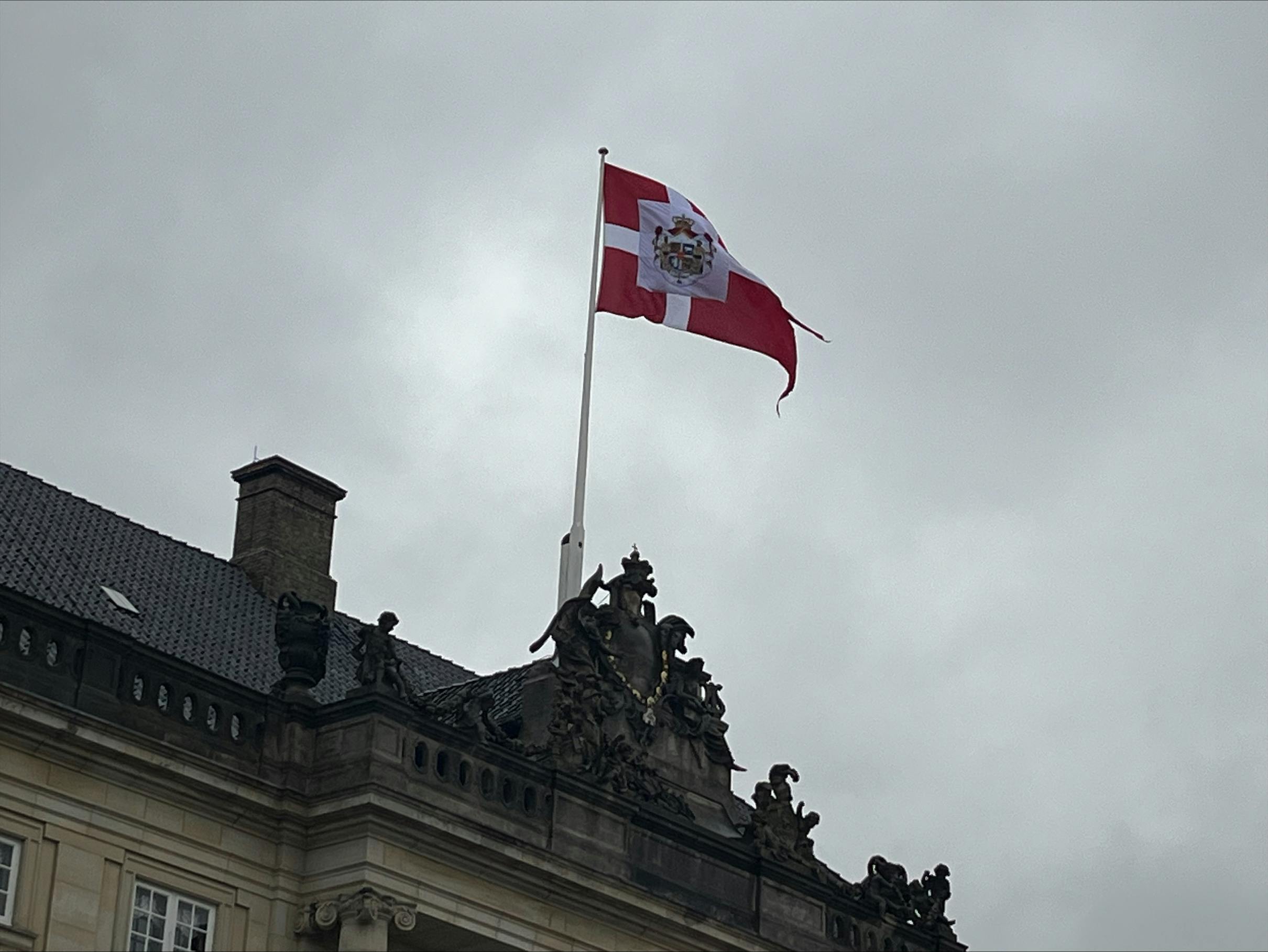 Her ses det nye kongeflag på Amalienborg.