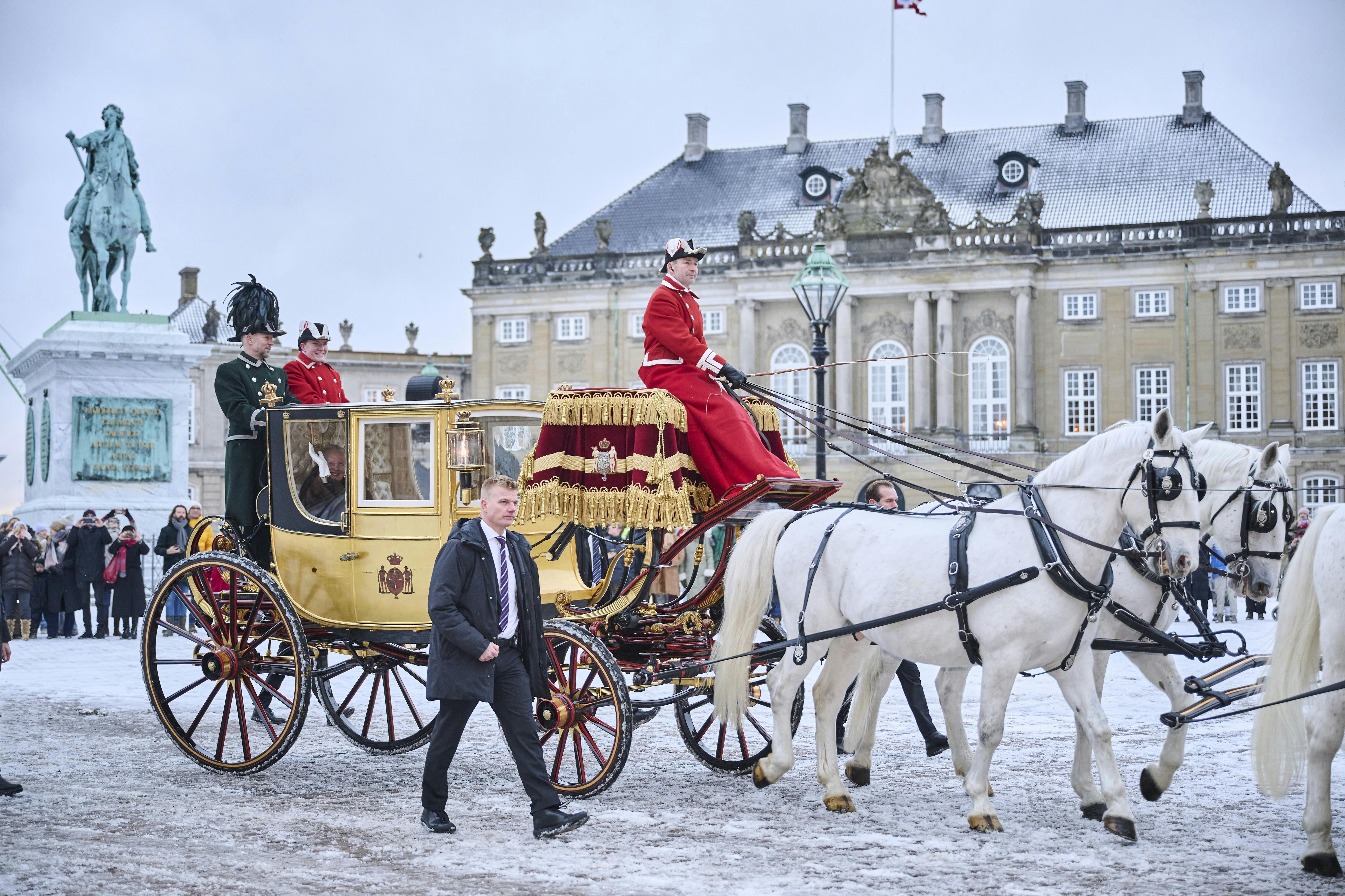 Opgavebeskrivelse: H.M. Dronningen eskorteres af Gardehusarregimentets Hesteskorte i karet fra Christian IX’s Palæ på Amalienborg til Christiansborg SlotJournalist: Marianne Singer og Ulrik UlriksenSted: Amalienborg, KøbenhavnFotograf: Lars H. LaursenOptagelsedato: 2024.01.04