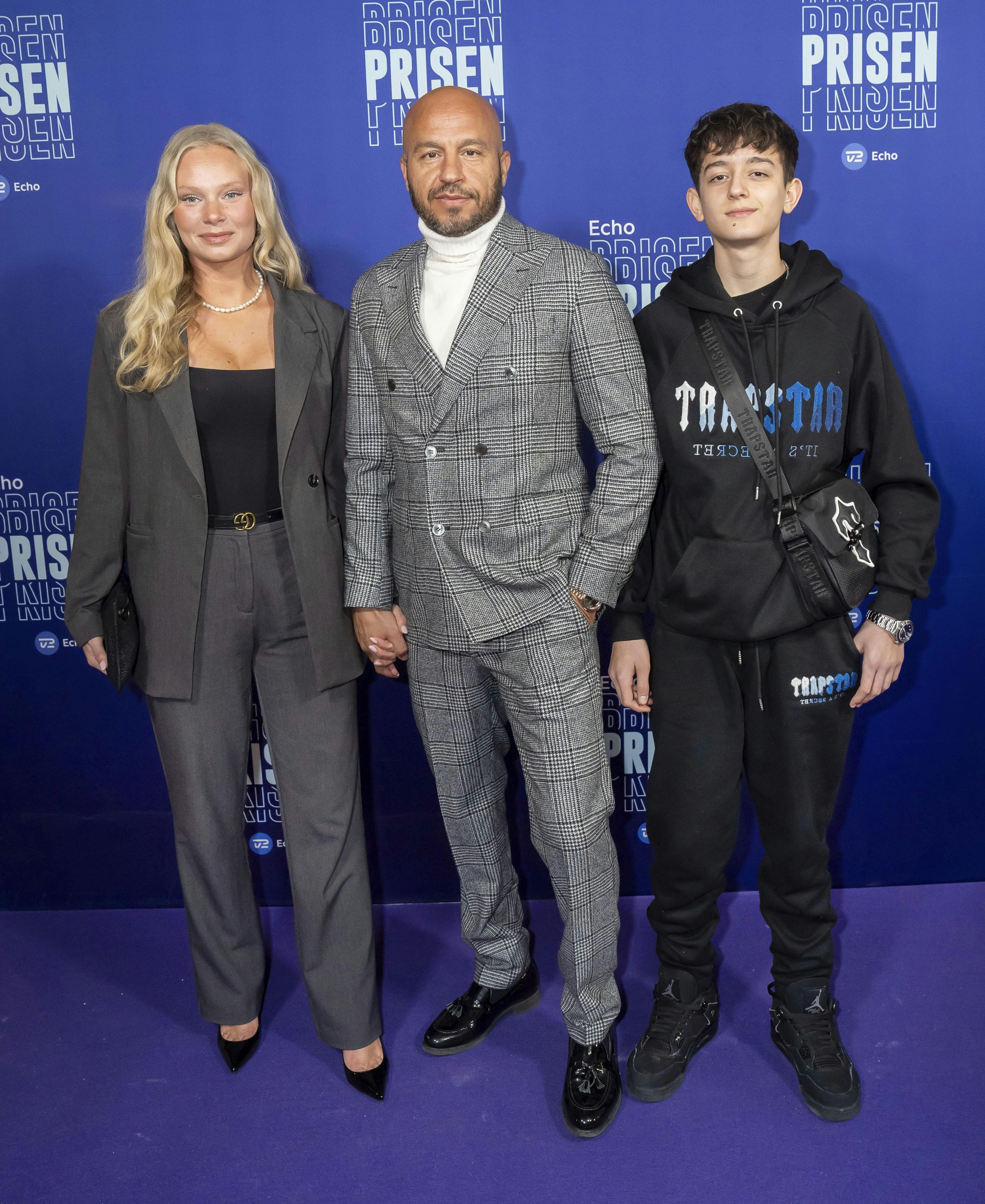 Dar Salim med sin forlovede og sin søn.