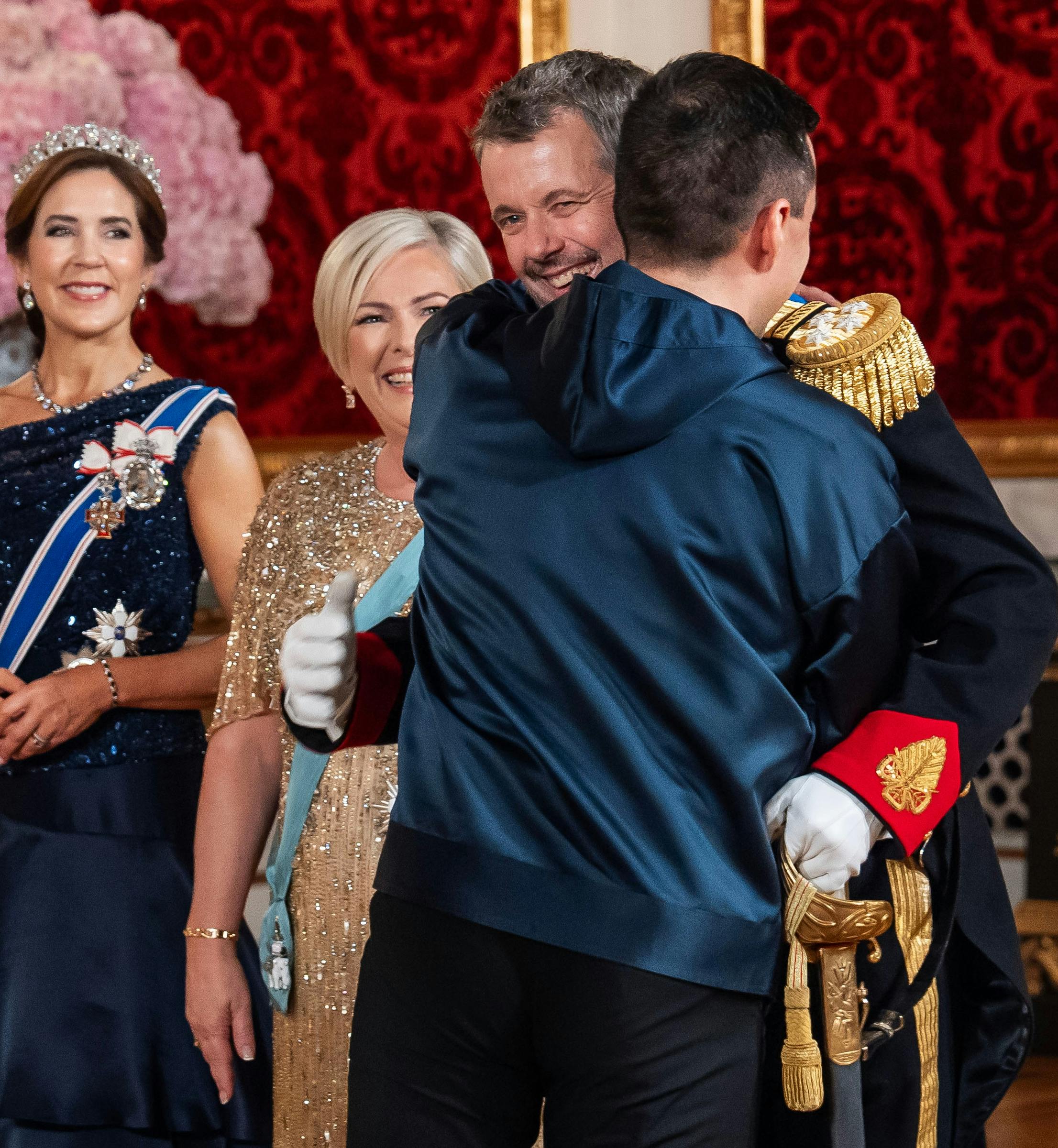 Da kong Frederik og Múte B. Egede mødtes under det islandske statsbesøg gav det anledning til et stort kram.