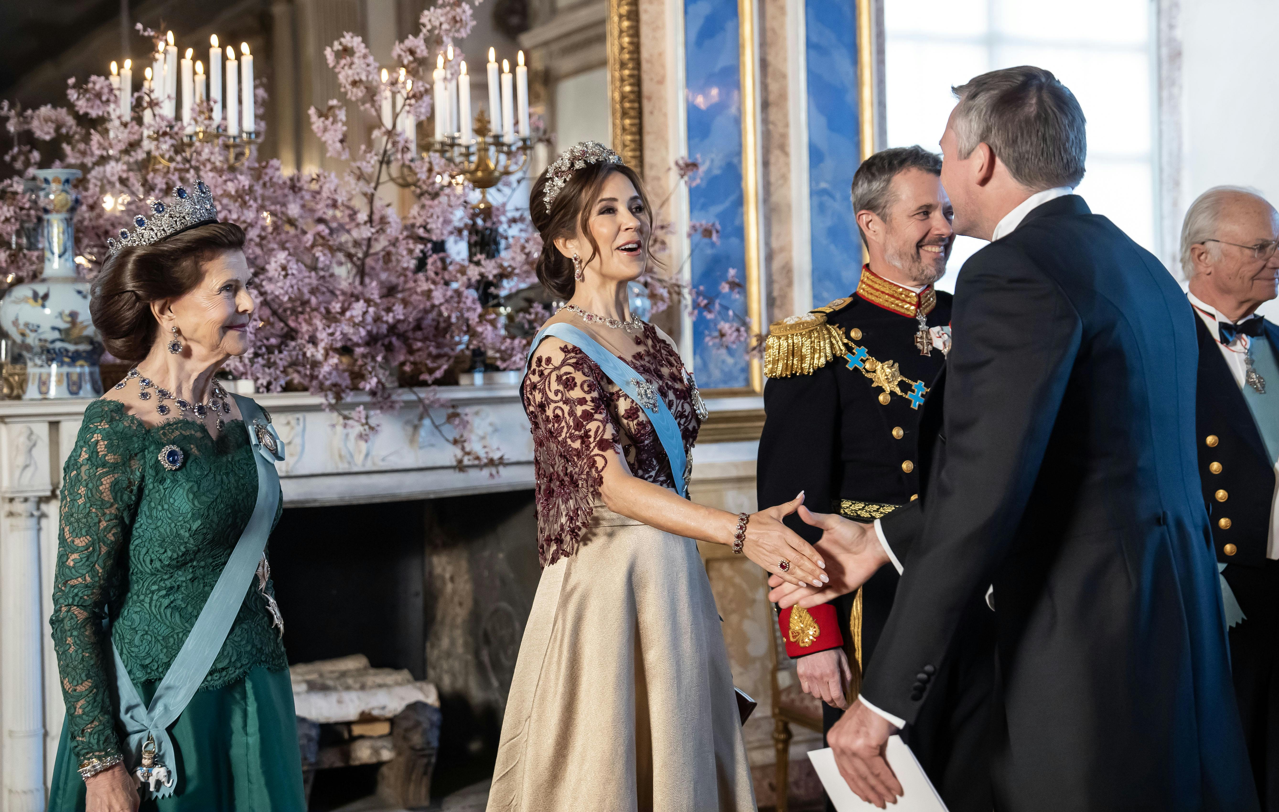 Andreas Mogensen hilser på dronning Mary og kong Frederik i forbindelse med gallamiddagen.