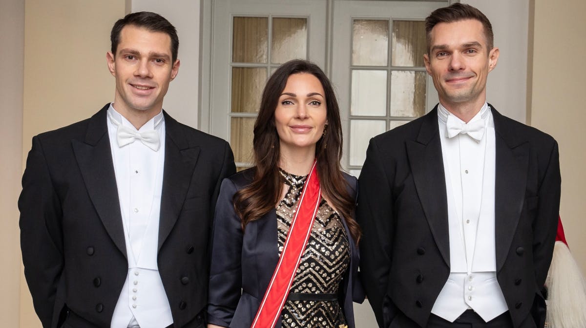 Komtesse Isabelle Danneskiold-Samsøe sammen med sine brødre, grev Niklas (tv) og grev Philip ved årets nytårskur. 