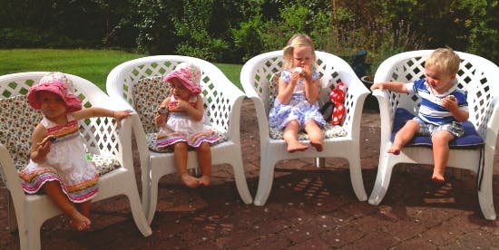 Tvillingerne Annelise og Maria sammen med Martha og Marcus.