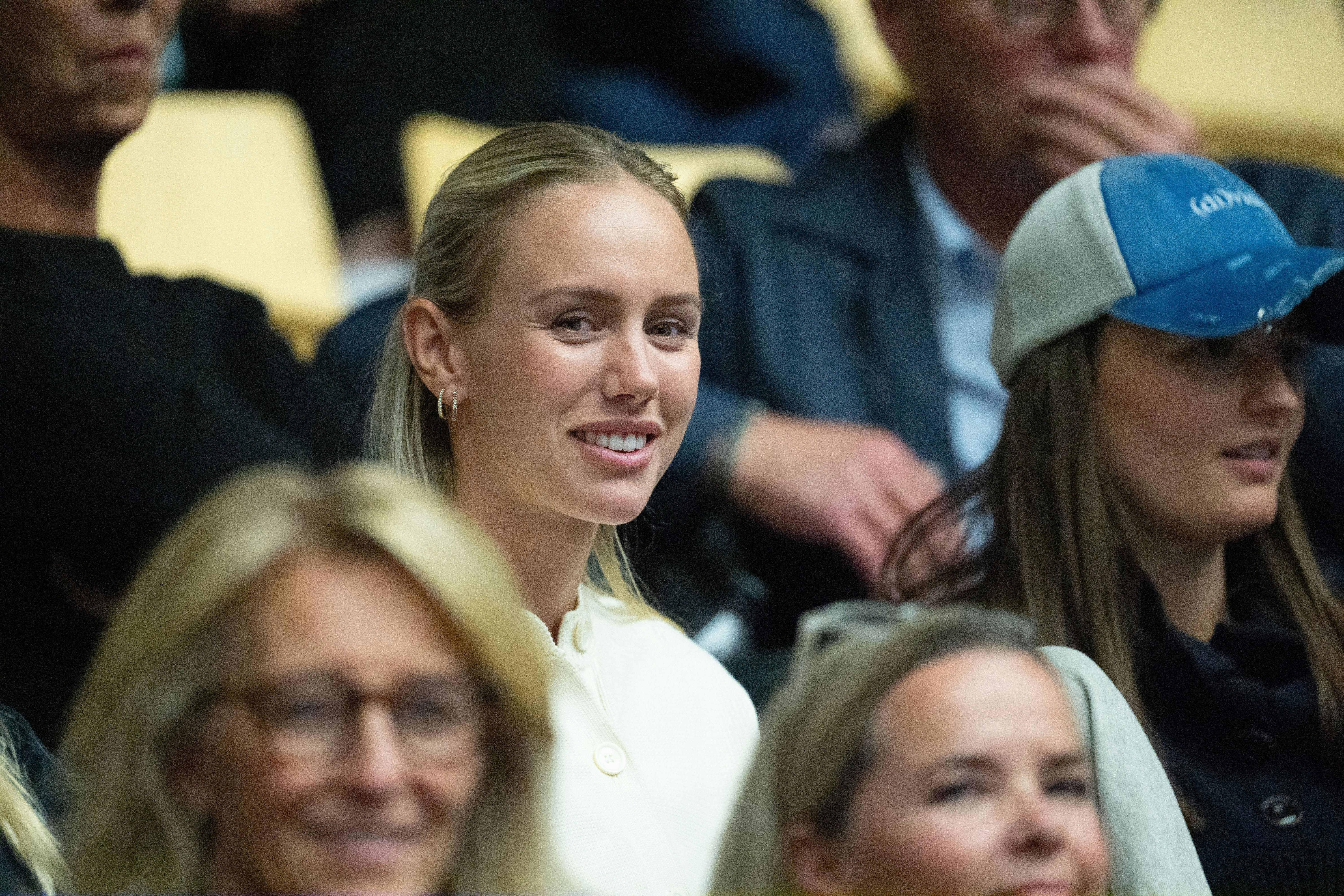 Opgave: Caroline Wozniacki og Holger Rune spiller opvisningskamp i Jyske Bank Boxen. Vi dækker samt kampene. Tid og sted: Jyske Bank Boxen i Herning Fotos: Der skal sendes straksfotos af og fra kampen. Journalist: Majken Munk, tlf. 22 72 94 48 (Majken er i Herning, da hun har dækket pressemødet mandag)