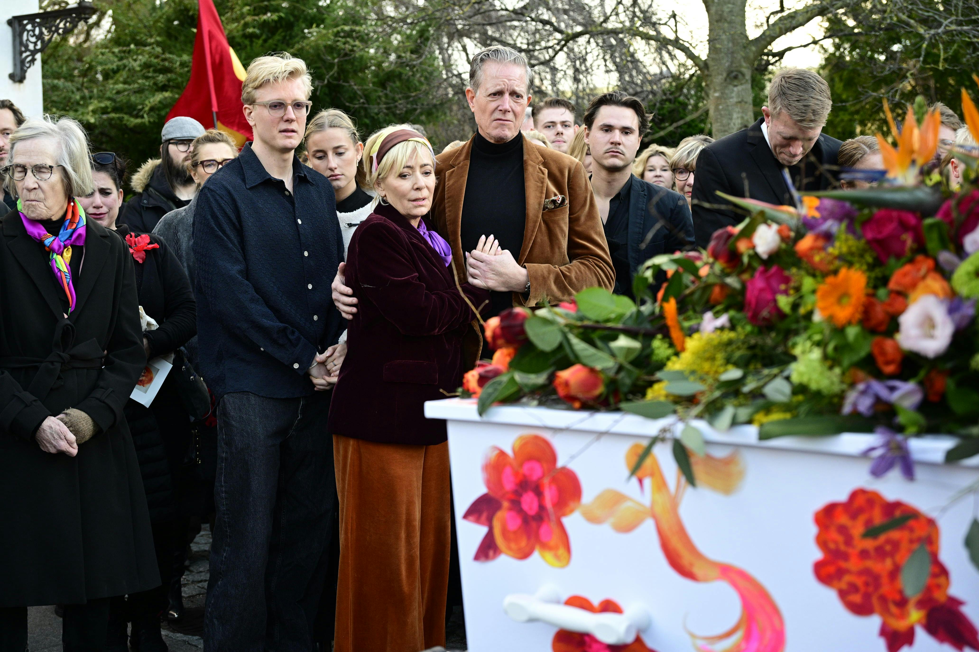 Familien tager afsked med Jytte Abildstrøm.