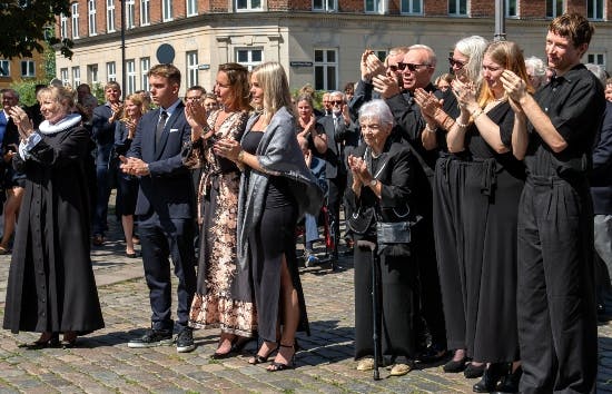 Jens Wernes kiste klappes væk fra Sankt Pauls kirke.