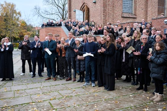 Ulf Pilgaards kiste klappes væk fra Messiaskirken.
