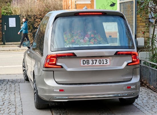 Jytte Abildstrøms kiste køres væk.