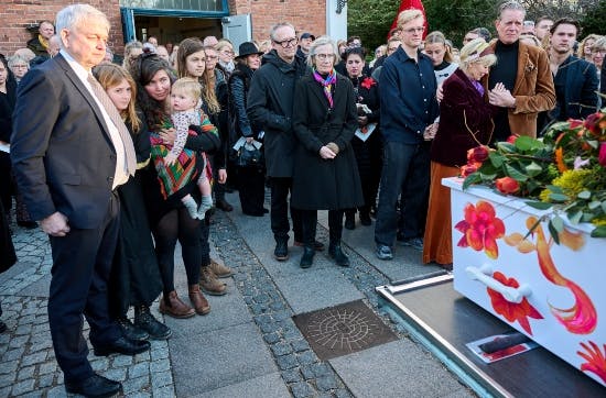 Familien samlet ved Jytte Abildstrøms kiste.