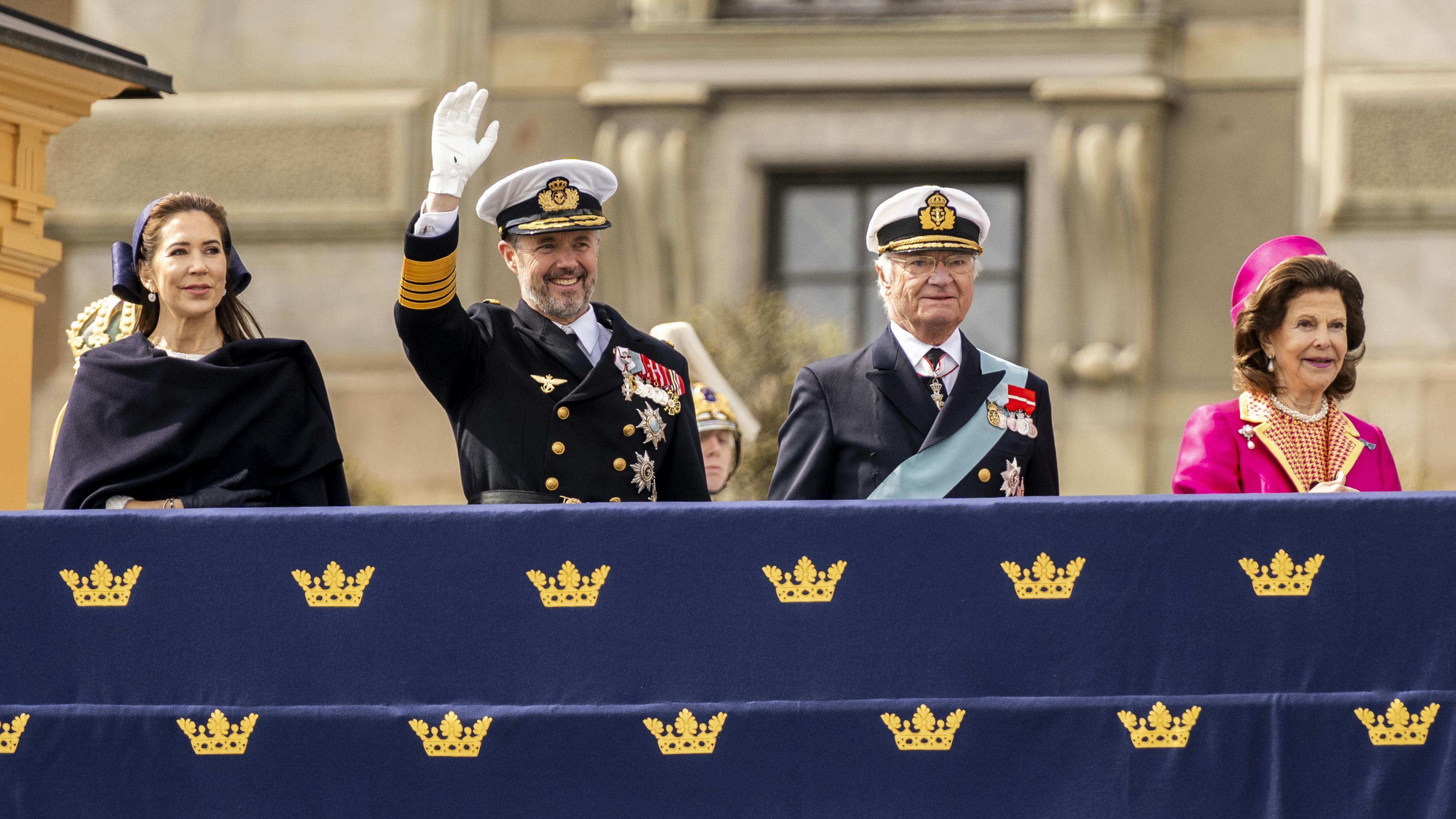 Dronning Mary, kong Frederik, kong Carl Gustaf og dronning Silvia foran Kungliga Slottet i Stockholm.&nbsp;