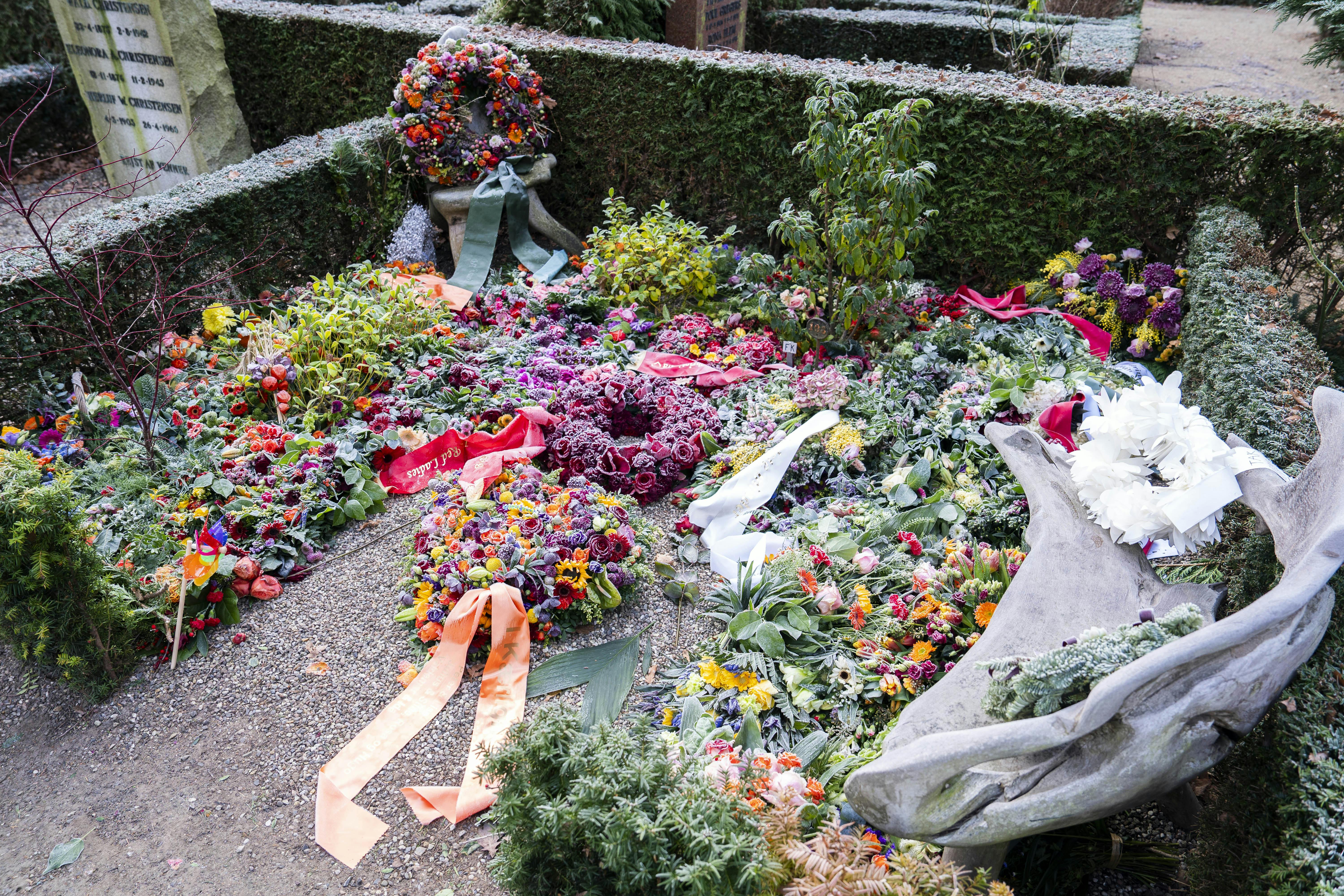 Blomster på Jytte Abildstrøms hvilested på Frederiksberg Kirke