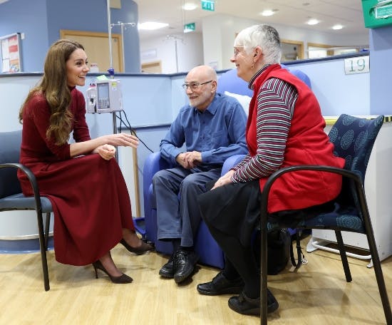 Prinsesse Kate taler med patienter på hospitalet.