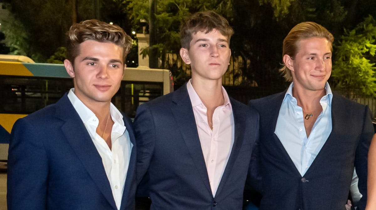 Både den græske prins Achileas Andreas og hans bror, prins Konstantin-Alexios, er med på listen. I midten af dem står deres bror, prins Aristidis Stavros.