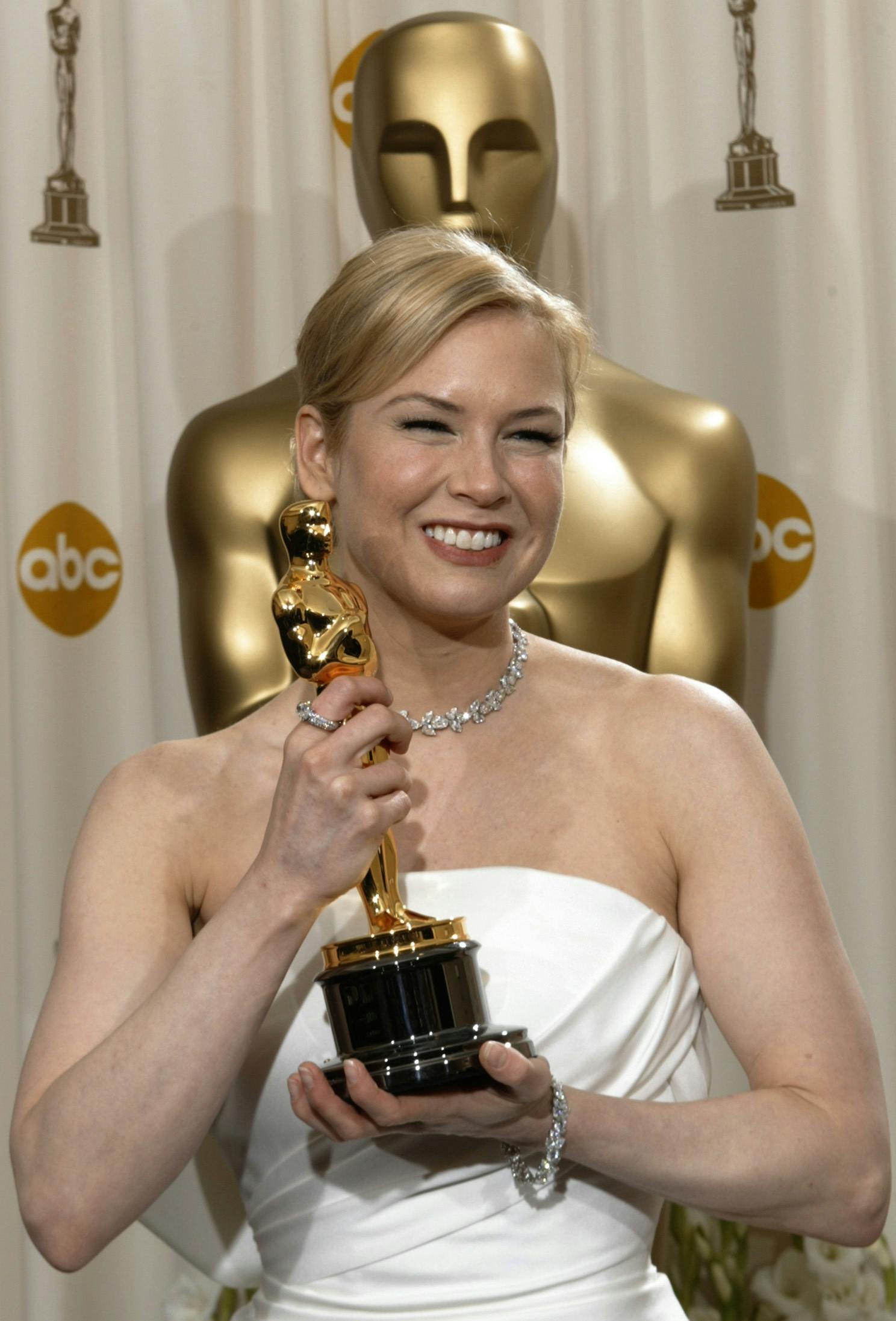 Renée Zellweger med Oscar-statuetten i 2004.