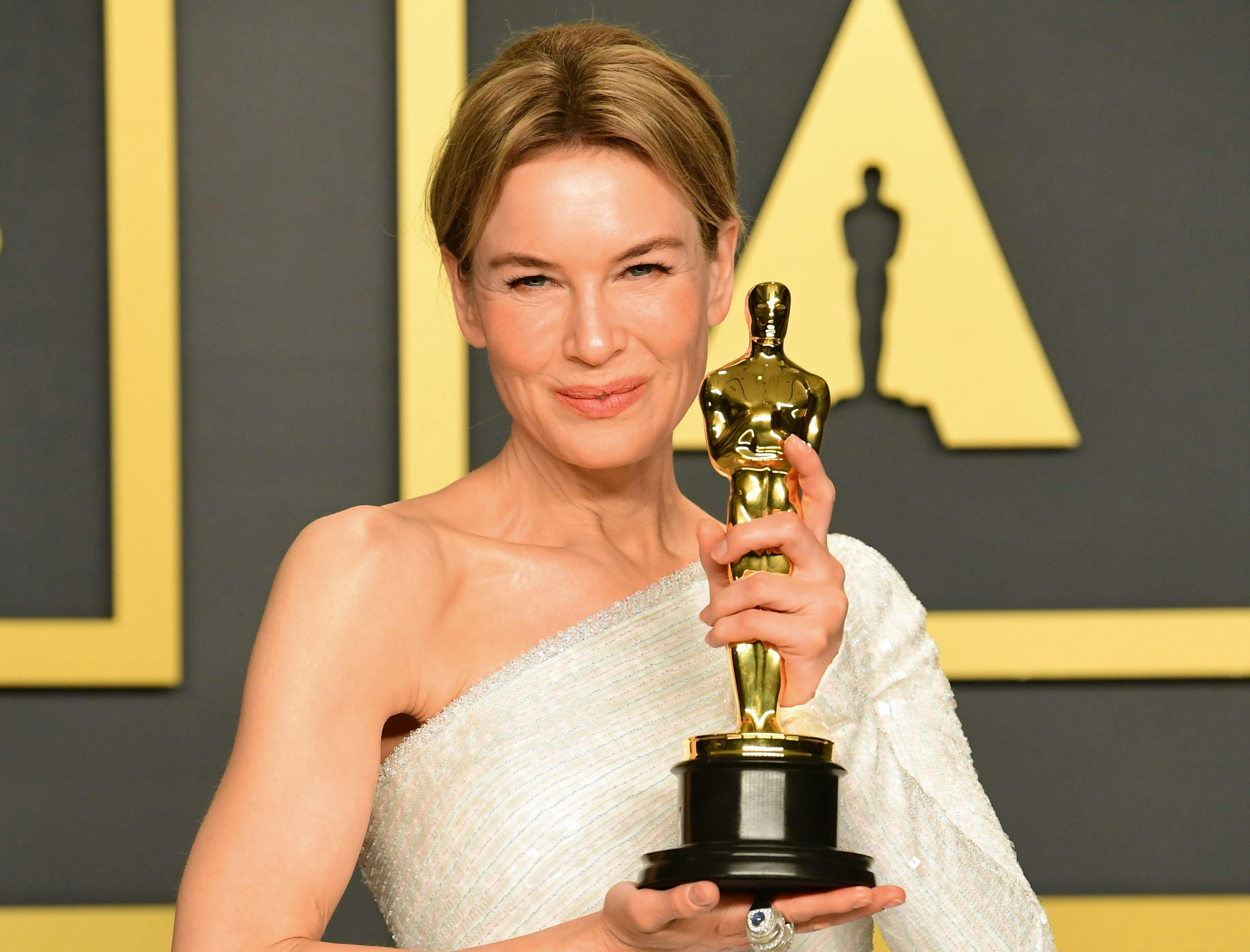 Renée Zellweger med Oscar-statuetten i 2020.