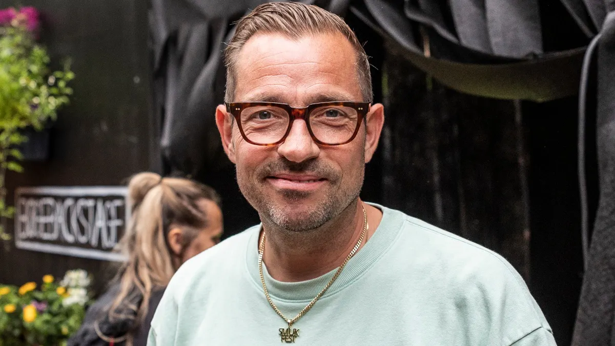 Ligner han? Tom Hanks og Robin Wright forveksler Adam Duvå Hall med ...